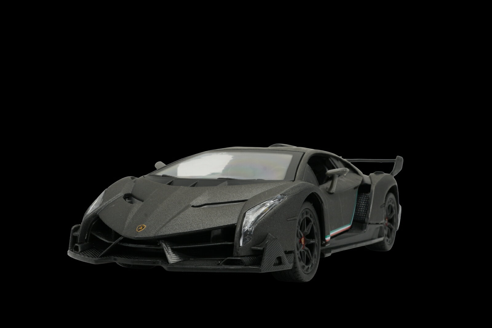 ランボルギーニ創立50周年記念モデル『ランボルギーニ ヴェネーノ』が1/24スケールR/Cで登場。ボディはマットブラック塗装で洗練されたデザインです