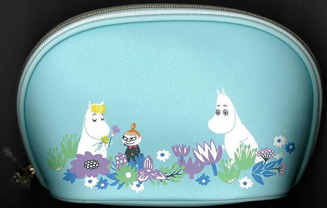 【北欧の人気キャラ「ムーミン」のステーショナリーシリーズ】新しいシリーズのムーミン文房具グッズが登場！　大人可愛くオフィスでも学校でも使いやすいデザインです。全体に散りばめられたお花の柄が上品な雰囲気を演出しています。商品名：学研ステイフル　ムーミン　ペンケース　ポーチタイプ　大容量　ブルー　H18031