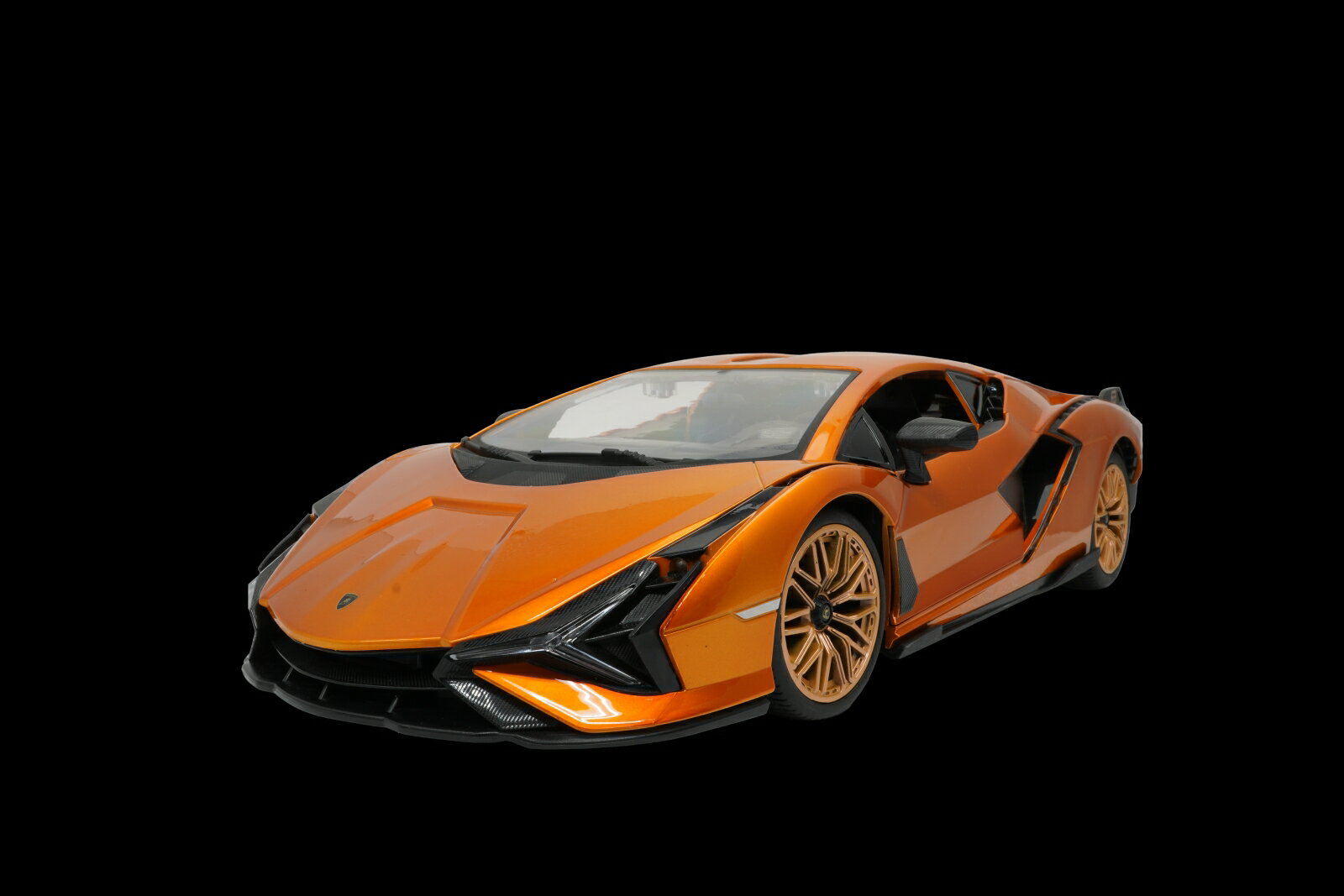 R/Cオリジナルカラー「メタリックオレンジ」で登場!2019年、ブランド初のハイブリッドスーパーカーの『シアン』。車名の「シアン」とは、イタリアの方言で、閃光または稲妻を意味する。エンジンとモーターを合わせたシステム全体でランボルギーニの市販車として819hp、最高速350km/hを引き出し、史上最速のハイブリッドマシンとなった