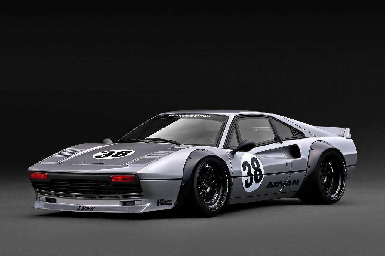 モデルの見所＞＞
リバティウォークのデモカー「LB-WORKS 308」を1/18スケールレジンモデル素材でモデル化しました。
ボディカラー：シルバー。
LD97 LD-12タイプ18インチホイール（ブラック）に専用ボディキット（フロントバンパー、前後オーバーフェンダー、リヤウィング）、ビタロー二タイプサイドミラー、レッドキャリパー、ボディの各所に専用デカール、オリジナルステアリング、ノーマルシート、4本出しマフラーを装着。

※画像は試作品です。
※メーカー都合により大幅な発売延期や発売中止が発生する場合がございます。予めご了承ください。

・ホビー系商品についての諸注意
メーカー都合により発売の大幅な延期が発生する可能性がございます。
予約商品についてはメーカーから順次入荷次第の発送となります。メーカー公表の発売日とは異なる場合がございますのでご了承ください。【対象年齢】：