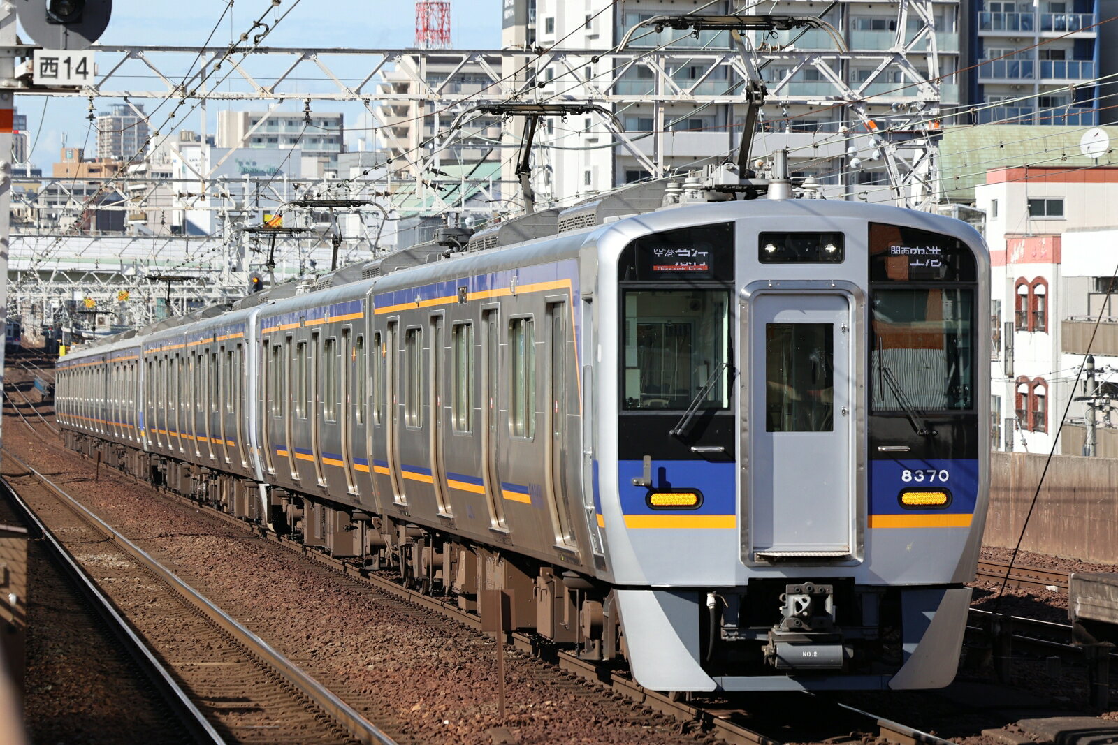 南海電気鉄道8300系
「省エネルギー化」「安全・サービスの向上」「車両メンテナンスの向上」を目指して開発され、2015年に南海線に導入、のちに高野線にも導入され活躍しています。
2023年度グッドデザイン賞を受賞しました。

製品特徴
・ヘッド・テールライト、前面・側面行先表示点灯
・先頭連結部は連結カプラー、その他先頭部はダミーカプラー、中間部はアーノルドカプラーを採用
・動力ユニットは1両中間車に搭載
・別売室内灯：ポポンデッタLED室内灯Pタイプ（推奨色：白色）
・ブック型ケース仕様でご提供いたします
・ケースサイズ（約）：21.5cm × 31.7cm × 3.5cm

製品内容
8418
8668(M)
8618
8318

活躍地域
・関西

会社
・私鉄


・ホビー系商品についての諸注意
メーカー都合により発売の大幅な延期が発生する可能性がございます。
予約商品についてはメーカーから順次入荷次第の発送となります。メーカー公表の発売日とは異なる場合がございますのでご了承ください。【対象年齢】：