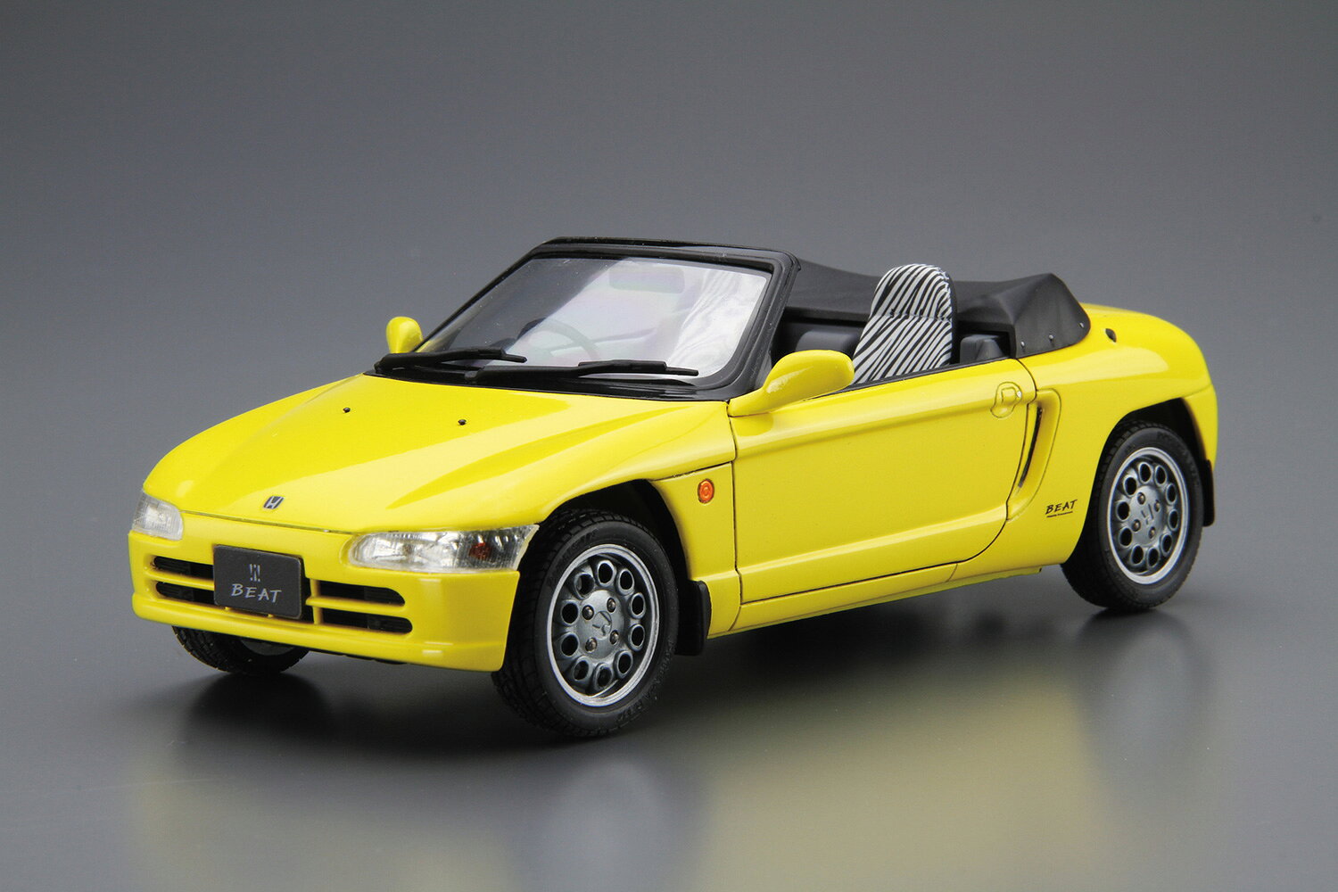 軽ミッドシップオープンカー Honda ビート

PP1型ビートは、1991年に登場しました。
”高密度パーソナルオープン”のコンセプトの下に誕生したビートは、「高密度」のコンセプト通りにコンパクトなボディに多くの魅力を詰め込んでいました。
全長3.3m、全幅1.4mのボディ中央に搭載されるE07Aエンジンは、最新鋭の吸気システム「MTREC」によりレッドゾーンが8,500rpmから始まる高回転型であり、当時の軽自動車で唯一、自然吸気エンジンで自主規制値である64PSを達成していました。

・ハードトップ付属
・純正アルミホイール
・社外アルミホイール
・アルミナンバープレート付属
・窓枠マスキングシール付属
・14インチタイヤ使用
※画像は試作品です。
実際の商品とは異なる場合がございます。
※この商品はプラモデルキットです。
組み立てには別途、工具等が必要です。

・ホビー系商品についての諸注意
メーカー都合により発売の大幅な延期が発生する可能性がございます。
予約商品についてはメーカーから順次入荷次第の発送となります。メーカー公表の発売日とは異なる場合がございますのでご了承ください。【対象年齢】：