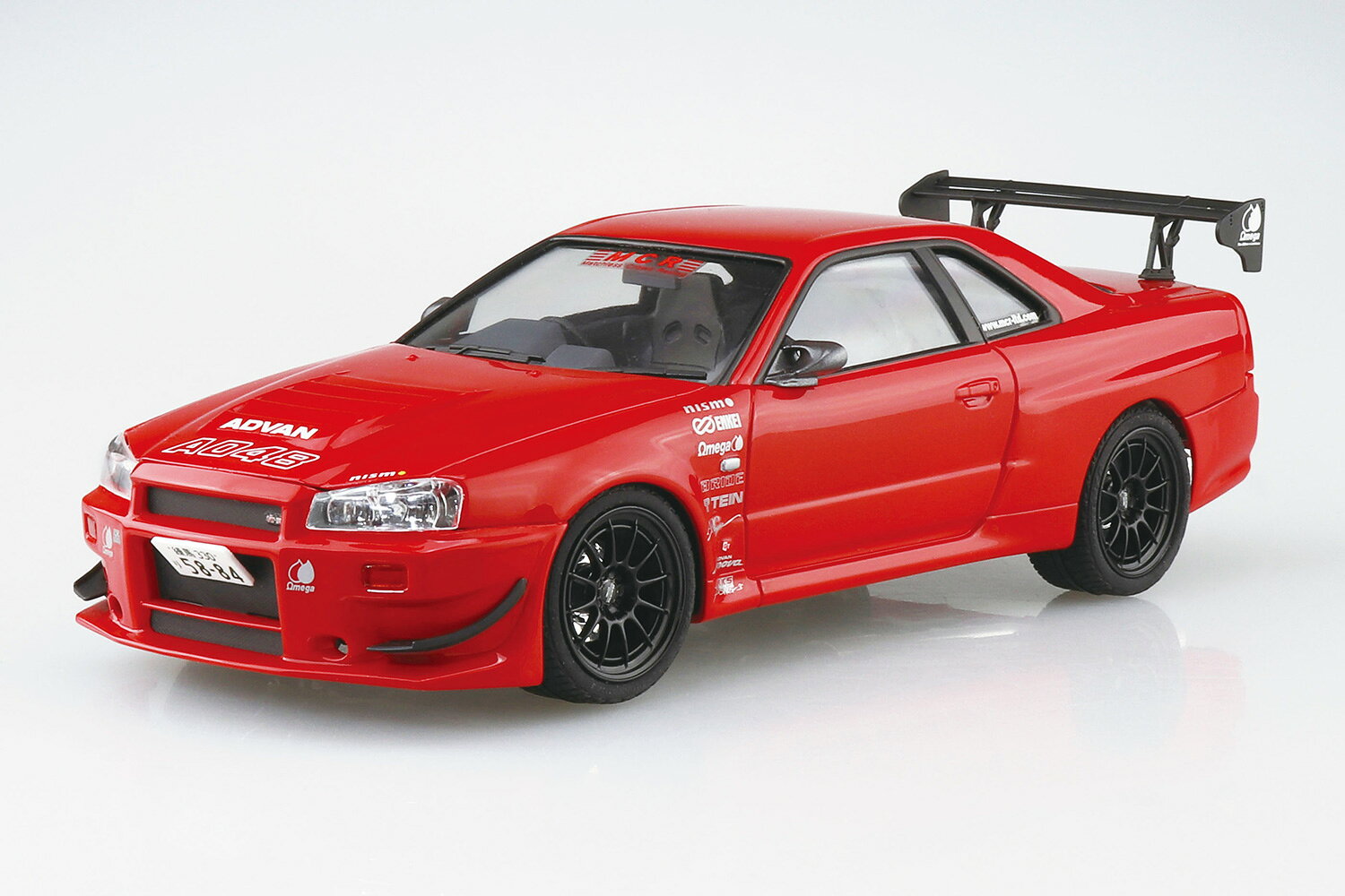 R34 GT-R

1999年1月、それまで「最強」の称号を欲しいままにしてきた R33型スカイラインGT-Rを基に 、R34型スカイラインGT-R (BNR34) は生まれました。
パワーユニットはR32型から引き継がれてきた名機「RB26DETT」を更にリファインし、最高出力は当時の国内自主規制値280psに抑えられているものの、トルクは40.0kg・m、リッターあたり15.6kg・mと当時の国産エンジン最強スペックを誇りました。
また、トランスミッションはゲトラグ社と共同開発した6速マニュアルを採用しています。
ボディサイズもR33型と比べダウンサイジングが図られ、運動性能を大幅に高めました。
しかし2002年8月、排ガス規制のため惜しまれつつ生産を終了し、その歴史に幕を閉じています。

・フロントバンパースポイラー
・フロントカナード
・エアロボンネット
・エアロドアミラー
・GTウイング
・マフラー
・19インチ エンケイNT03+M ホイール
・窓枠シール付属

※画像は試作品です。
実際の商品とは異なる場合がございます。
※この商品はプラモデルキットです。
組み立てには別途、工具等が必要です。

・ホビー系商品についての諸注意
メーカー都合により発売の大幅な延期が発生する可能性がございます。
予約商品についてはメーカーから順次入荷次第の発送となります。メーカー公表の発売日とは異なる場合がございますのでご了承ください。【対象年齢】：