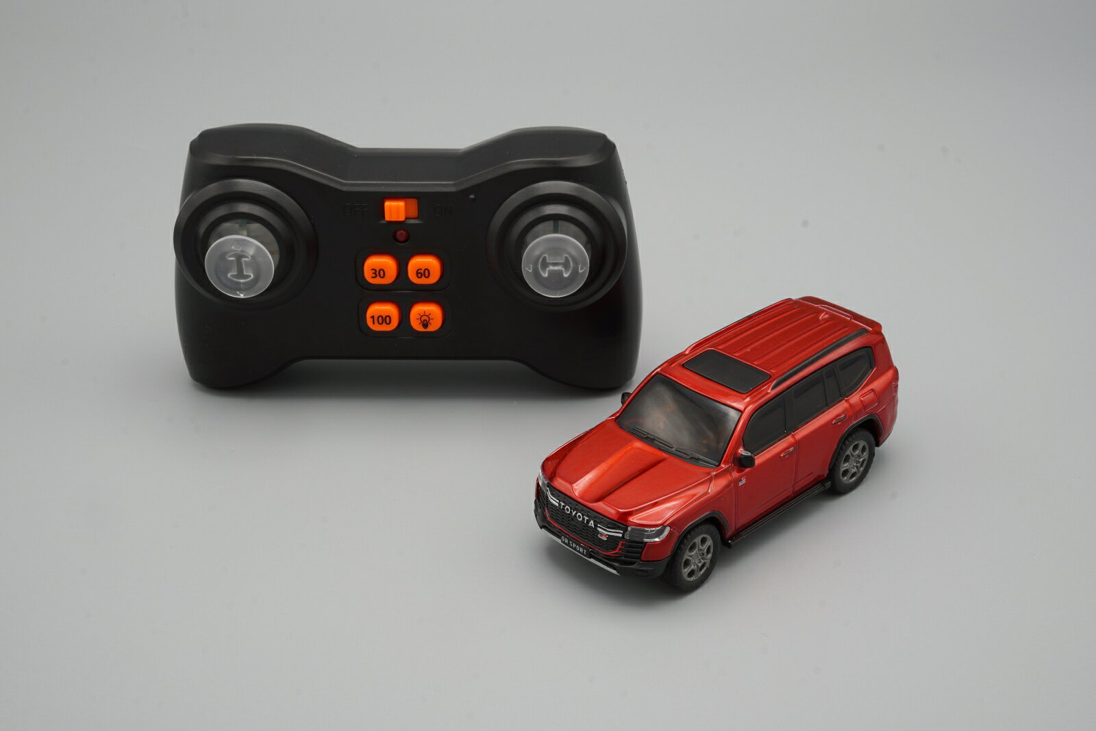 大人気のトヨタ ランドクルーザーGR SPORTが全長約8cmのミニカーR/Cになって登場！ヘッドライトとテールランプが点灯。簡単USB-C充電。