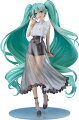 爽やかな私服姿のミクが登場！
『キャラクター・ボーカル・シリーズ01 初音ミク』より、私服姿の「初音ミク」を1/6スケールでフィギュア化。イラストレーターRella氏の描いた清楚で爽やかなビジュアルを、満足感のあるサイズで立体化いたしました。普段とは違った印象の私服姿には、初音ミクNTをイメージさせる意匠が散りばめられています。ボリューム感のあるツインテール、シースルーからのぞく健康的な脚線美など、見応えのある仕上がりとなっています。ワイヤレスイヤホンをつけながら軽やかにおでかけするミクさんを是非お手元でもお楽しみください。

【素材】プラスチック
【サイズ】全高約280mm
【原型】まんぞくマモル(ロイスエンタテインメント)
【彩色】えこし
【制作協力】GSC制作部
【付属品】専用台座

※掲載の写真は実際の商品とは多少異なる場合があります。
※商品の塗装は彩色工程が手作業になるため、商品個々に多少の差異があります。予めご了承ください。
※台座は試作品です。実際の商品とは異なる場合がございます。

（C） Art by Rella (C) Crypton Future Media， INC.【対象年齢】：15歳以上【商品サイズ (cm)】(高さ）：28