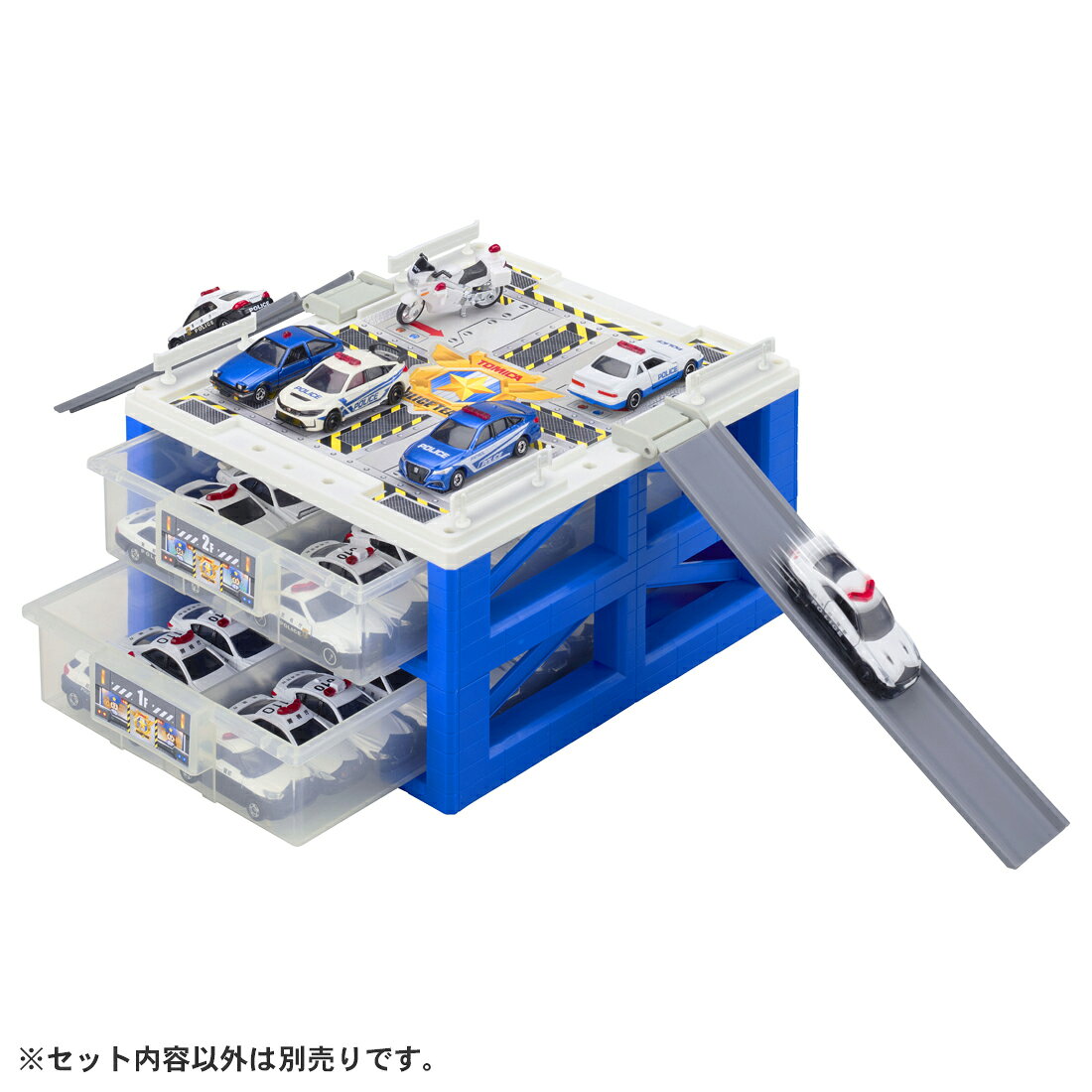 パトロールカー仕様のスペシャルトミカ4台付き！トミカを駐車して、屋上スロープから出動！遊んだあとはケースにおかたづけできて、さらに別売りのスクランブルポリスシリーズとつながる！警察基地遊びが大きく広がるスペシャルセット！2026年トミカワールドの年間テーマ「警察」と連動した、スクランブルポリスシリーズのスペシャルセットです。パトロールカー仕様のスペシャルトミカ4台が付属し、買ってすぐに警察基地遊びが楽しめます。トミカをパーキングに駐車し、屋上スロープから出動。遊んだあとはケースにおかたづけでき、警察基地ごっこ、パーキング遊び、出動遊び、収納遊びが1つの商品で楽しめます。さらに、別売りの「スクランブルポリスステーション」「スクランブルデカパトロールカー」とつながる！単体でも楽しく、シリーズ商品とつなげることで、より大きなスクランブルポリスワールドへ遊びが広がります。パトロールカー仕様のスペシャルトミカ4台付き！パトロールカーを配備させて、自分だけの警察基地を完成させよう！トミカ付きで買ってすぐ遊べる、駐車・出動・収納・合体遊びを詰め込んだスペシャルセットです。【セット内容】本体(1),スロープ(2),マップボード(1),ガードレール(4),本体用ジョイントパーツ(2),スクランブルポリスステーション用ジョイントパーツ(1),ホンダ シビック TYPE R パトロールカー(1),トヨタ クラウン S220 パトロールカー(1),日産 シルビア パトロールカー(1),トヨタ スプリンタートレノ （AE86）パトロールカー(1),シール(1)【対象年齢】：3才〜