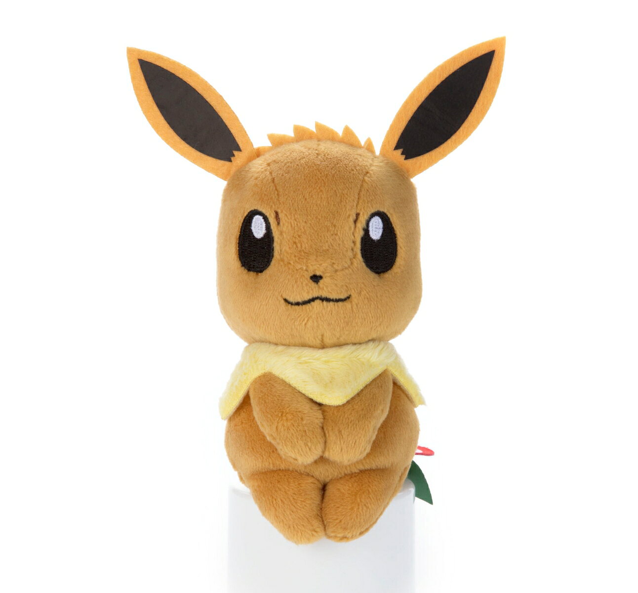 2018年7月公開の映画『劇場版ポケットモンスター みんなの物語』で活躍するイーブイが「ちょっこりさん」に仲間入り。イーブイを探すポケモン初心者の女子高生のリサの「ちょっこりさん」も発売されるので、合わせてゲットして”ぬい撮り”を楽しもう！　高さ約12cm