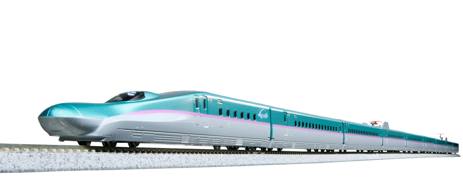 ●東京~新函館北斗間を結ぶ列車「はやぶさ」などで活躍しているE5系新幹線は、国内営業最高速度320km/hでの運転が行われています。
登場時と比べて大形の荷物を携行する外国人旅行者が増えてきたことから、2・4・6・8号車の座席の一部が大形荷物置場へと変更され、窓の一部が埋められる工事が施されました。
さらにその後、1・3・5・7号車にも同様の工事が施され、9・10号車を除く全車に設置工事が波及しました。

◆今回製品より、付属のユニトラック単線線路をPCまくらぎ仕様に変更いたします。
それに伴いJANコードが変更になります。その他の仕様については従来製品からの変更はありません。

製品特徴 
・U3編成を製品化
・荷物置場設置に伴い1~8号車の一部の窓が閉塞された現在の仕様を再現
・側面行先表示は「はやぶさ 1 新函館北斗」を印刷済
・特徴的な先頭部の形状とカラーリングをリアルかつ的確に再現
・台車を覆っているスカート形状を再現
・実車同様の車体傾斜機構を装備
・E514-3は、他形式との併結運転が可能な先頭部連結機構を搭載
・スロットレスモーターの採用で、スムースかつ静粛な走行性を実現
・ヘッド/テールライト点灯(消灯スイッチ付)
・最少通過曲線半径:R315
・DCCフレンドリー12スターターセット
・セットに含まれる車両は＜10-1969 E5系新幹線「はやぶさ」 基本セット(3両)＞と同様・パワーパックは高出力(1.2A)の「パワーパックスタンダードSX」/「スターターセット専用ACアダプター」を採用。付属のパワーパックはデザインを黒色に変更
・ユニトラック線路はM1セット相当のエンドレス1周分の構成
・付属のプランバリエーションガイドは線路プランの宝庫。より発展性のあるシステム展開を楽しむことができます。
・パッケージ内には「秘密のポケット」があり、後からお求めになった車両セットのケースや、線路などを収納することができます。

製品内容・編成図 
←東京
E523-3
E525-103(M)
E514-3
新青森・新函館北斗→

製品仕様 
・スケール:1/160 9mm(Nゲージ)
・商品形態:塗装済完成品
・車体の材質:プラスティック
・モーター:スロットレスモーター搭載
・ライト:ヘッド/テールライト点灯
・付属品:消灯スイッチ用ドライバー、電連(1段)×2、連結用スカート・カプラー一式×各2、交換用前面表示:「快速」「多治見」・無地×各2両分、行先表示シール

活躍地域
・北海道、東北、関東

会社
・JR

・ホビー系商品についての諸注意
メーカー都合により発売の大幅な延期が発生する可能性がございます。
予約商品についてはメーカーから順次入荷次第の発送となります。メーカー公表の発売日とは異なる場合がございますのでご了承ください。【対象年齢】：8歳以上