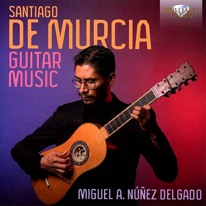 複弦5コースのバロック・ギターがシャープに豊かに鳴り響く優秀録音盤

デ・ムルシア: ギター音楽
ミゲル・アレハンドロ・ヌニェス・デルガド （バロック・ギター）

スペイン女王マリア・ルイサと駐スイス特使のアンドリアーニに仕えたスペイン・バロックの作曲家、サンティアゴ・デ・ムルシアのギター作品集。楽譜発見のゆかりの地でもあるメキシコ出身のギタリスト、デルガドが見事なテクニックで複弦5コースのバロック・ギターを操り、フォリアの哀愁からタランテラのかき鳴らしまで、気持ちの良い音で収録されています。

&#9654; Brilliant Classics 検索

　作曲者と作品情報
サンティアゴ・デ・ムルシア[1673-1739]は、バロック後期スペインの作曲家でギタリスト。現在わかっていることは少ないので、以下にまとめておきます。

● 現在知られているギター曲集は以下の2冊のみ。他に伴奏法についての曲集「ギターによる上声部伴奏法綱領」があります。

「全ての調によるギターのためのパッサカリアと作品集」[1732年]
「サルディヴァル写本」[1732年頃]

● 上記の曲集には、宮廷舞曲だけでなく劇場舞曲も収録されていることから、サンティアゴ・デ・ムルシアは劇場でも演奏していたと考えられており、そこにはフランスやイタリアの影響も反映されています。
● 曲集がメキシコで発見されたのは、女王亡き後のサンティアゴ・デ・ムルシアの雇用主であったアンドリアーニが、メキシコやチリと交易していたことや、楽譜の被献呈者であるホセ・アルバレス・デ・サーベドラが晩年をメキシコで過ごしてたことが関わっていると考えられています。

時系列だとこんな感じです。

◆ 1673年7月25日、マドリードで誕生。母はマグダレナ・エルナンデス。父のフアン・デ・ムルシアは王室のギター奏者やヴァイオリン奏者を生み出してきた家系の音楽家。
◆ 王室礼拝堂で父のフアン・デ・ムルシアなどに音楽を師事。
◆ 1693年、マドリード王室礼拝堂聖歌隊のギタリスト、作曲家、カントルのフランシスコ・ゲラウ[1649-1722]に学んだほか、作曲家でバス・ヴィオール奏者のアントニオ・デ・リテレスにも師事。
◆ 1695年5月、ホセファ・ガルシアと結婚。
◆ 1704年頃、スペイン女王マリア・ルイサ・ディ・サヴォイア[1688-1714]のギター教師として雇用。叔父のアントニオ・デ・ムルシアも楽器製作者として雇用 （1709年に死去）。マリア・ルイサは1701年11月2日、13歳でスペイン国王フェリペ5世[1683-1746]と結婚。
◆ 1714年2月14日、スペイン女王マリア・ルイサ、25歳で死去。
◆ 1714年、王室を去り、スペイン領ネーデルラントとフランスを旅行。
◆ 1714年、スペイン領ネーデルラントのアントワープで「ギターによる上声部伴奏法綱領」を出版。アントワープは16〜18世紀にかけてスペイン語出版物の重要な拠点でした。
◆ 1714年、スイスのカトリック地域に派遣されていたサンティアゴ騎士団の騎士で特使のハコメ・フランシスコ・アンドリアーニが自邸で雇用。「ギターによる上声部伴奏法綱領」を献呈。
◆ 1732年、「全ての調によるギターのためのパッサカリアと作品集」を上梓。ホセ・アルバレス・デ・サーベドラに献呈。
◆ 1732年頃、「サルディヴァル写本」を上梓。
◆ 1739年4月25日、マドリードで死去。

　演奏者情報
ミゲル・アレハンドロ・ヌニェス・デルガド （バロック・ギター）
1988年、メキシコのプエブラで誕生。プエブラは標高2,200メートル近い高地にある大都市。12歳でプエブラ音楽院に入学し、最優秀の成績で卒業。
&nbsp;　2009年から2011年にかけて、ハビエル・ヒノホサに師事して初期バロック楽器の演奏を開始。その間、2010年にはイタリアのシエナのキジアーナ音楽アカデミーで学び始め、2016年には、バルセロナのカタルーニャ高等音楽院でバロック・ギターの学位を取得。2020年にはメキシコのベラクルス大学で音楽解釈の修士課程を修了。
&nbsp;　デルガドは、「アンティカ・インコントロ・アンサンブル」の創設メンバーのひとりでもあります。このアンサンブルは、ラテン・アメリカのルーツに広がる伝統的な西洋音楽の普及と共有を主な目的としており、
Powered by HMV