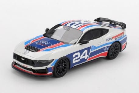 新旧スポーツカーやレーシングカーを精密にモデル化している「TSMモデル」の1/43スケール新作として、フォードマスタング「ダークホース」が登場。
ダークホースは5リッターV8エンジンを搭載し、サーキット走行も難なくこなすハイパワーマシンで、マスタングの頂点に位置するモデル。
バンパーやエアロパーツの独特なデザインなど、ワイド＆ローな外観も迫力たっぷりです。
アメリカにあるFord Performance Racing Schoolにて使用されているデザインです。

パッケージサイズ:約 W16.6 x D7.7 x H6.7 (cm) 
素材:レジン

Prototype Sample-Approval Pending　版権元監修中、写真はサンプルのため実際の商品と異なる場合がございます。

※本案内に記載のパッケージサイズや素材は予告なく変更される場合がございます。予めご了承ください。
※メーカー都合により大幅な発売延期や発売中止が発生する場合がございます。予めご了承ください。

・ホビー系商品についての諸注意
メーカー都合により発売の大幅な延期が発生する可能性がございます。
予約商品についてはメーカーから順次入荷次第の発送となります。メーカー公表の発売日とは異なる場合がございますのでご了承ください。【対象年齢】：