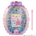 『わんだふるぷりきゅあ！』より、「プリキュアミラーパッド わんだふるぷりきゅあ！＋（プラス）」が登場！2023年3月に発売した「めざせ！あこがれのわたし&hearts;プリキュアミラーパッド！オールスター」と「プリキュアミラーパッド わんだふるぷりきゅあ！ソフト」のセットです。オールスターが登場するキラキラのかわいいミラーパッドはプリキュアオールスターズ18種のゲームをはじめ、90種以上のあそびを搭載！ゲームをクリアするとプリキュアのプロフィールや壁紙など様々な要素が解放されます。おべんきょう・おんがく・マナーがくしゅうアプリは、充実の23種類を収録。インカメラ機能搭載で、歴代のプリキュアとミラー通信ができたり、番組と同じ通信音を楽しめます。付属のリボン型の「プリキュアミラーパッド わんだふるぷりきゅあ！ソフト」をミラーパッド本体に取り付けてミラーパッド本体をバージョンアップすると、『わんだふるぷりきゅあ！』の遊びが加わり、ミラーパッドの遊びが20種以上パワーアップ♪ひかり輝くミラーモチーフのデザインでいつでも持ち歩きたくなる！長くたくさん遊べるアイテムです。［セット内容］・プリキュアミラーパッド本体…1個・タッチペン…1本・充電ケーブル…1本・取扱説明書…1枚・プリキュアミラーパッド わんだふるぷりきゅあ！ソフト…1個［使用電池］Lipo× 1（内蔵）（本商品に付属のセット内容以外、すべて別売りです。）（本商品に鏡としての機能はありません。）【対象年齢】：3才〜【商品サイズ (cm)】(幅×高さ×奥行）：××