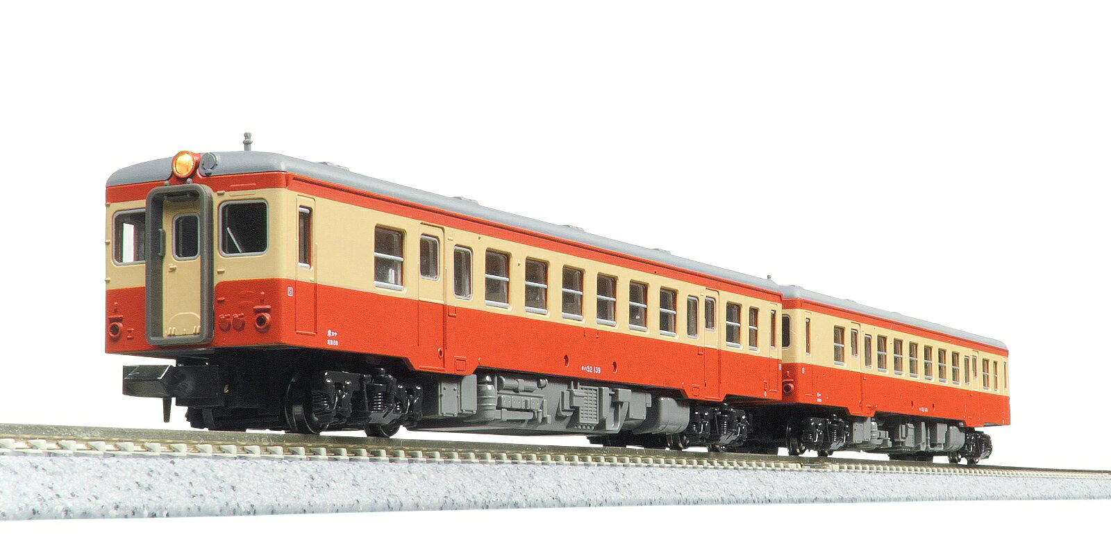 キハ52形はキハ20形に2基エンジンを搭載した強力形の一般形気動車で、昭和33年（1958）に登場しました。
キハ20形に準じた構造を持つ一方で、エンジンを2基搭載するために全長を21.3mに延長しており、キハ20形よりも客扉間の2段窓を1つ多く備えています。
各地のローカル線で地域輸送に活躍し、特に急勾配区間を含む路線で重用されました。
JR移行後も各社に継承され活躍を続けましたが、徐々に後継車両へと置き換えられる形で引退しました。

今回製品より車番・所属表記が変更になるほか、ライトユニットに電球色LEDを採用いたします。

活躍地域
・東北 中部 中国 四国 九州

会社
・国鉄

製品特徴
・昭和40年(1965)10月から翌年8月にかけて新潟鐵工で製造された車両を製品化。国鉄時代の形態を再現　一般色：昭和53年(1978)以前の米子機関区所属車 / 首都圏色：昭和60年(1985)頃の敦賀機関区所属車
・国鉄気動車一般色とオレンジ色の首都圏色を美しく再現
・側面窓のサッシ部はシルバー、ドア窓を含むHゴム部はグレーで表現
・WC側前面にホロ装着
・GM-5モーター搭載動力ユニットを採用。安定した走行が可能
・ヘッド/テールライト点灯(電球色LED採用、消灯スイッチ付)
・アーノルドカプラー装備

製品内容・編成図
キハ52 139(M)

製品仕様
・スケール：1/150 9mm(Nゲージ)
・商品形態：塗装済完成品
・車体の材質：プラスティック
・モーター：動力ユニット搭載
・ライト：ヘッドライト・テールライト点灯
・付属品：信号炎管×6、消灯スイッチ用ドライバー×1

・ホビー系商品についての諸注意
メーカー都合により発売の大幅な延期が発生する可能性がございます。
予約商品についてはメーカーから順次入荷次第の発送となります。メーカー公表の発売日とは異なる場合がございますのでご了承ください。【対象年齢】：8歳以上