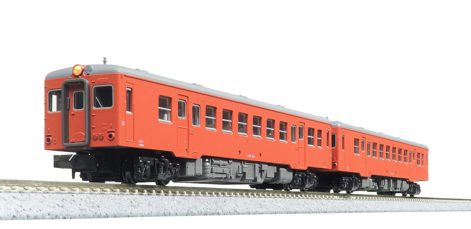 キハ52形はキハ20形に2基エンジンを搭載した強力形の一般形気動車で、昭和33年（1958）に登場しました。
キハ20形に準じた構造を持つ一方で、エンジンを2基搭載するために全長を21.3mに延長しており、キハ20形よりも客扉間の2段窓を1つ多く備えています。
各地のローカル線で地域輸送に活躍し、特に急勾配区間を含む路線で重用されました。
JR移行後も各社に継承され活躍を続けましたが、徐々に後継車両へと置き換えられる形で引退しました。

今回製品より車番・所属表記が変更になるほか、ライトユニットに電球色LEDを採用いたします。

活躍地域
・東北 中部 中国 四国 九州

会社
・国鉄

製品特徴
・昭和40年(1965)10月から翌年8月にかけて新潟鐵工で製造された車両を製品化。国鉄時代の形態を再現　一般色：昭和53年(1978)以前の米子機関区所属車 / 首都圏色：昭和60年(1985)頃の敦賀機関区所属車
・国鉄気動車一般色とオレンジ色の首都圏色を美しく再現
・側面窓のサッシ部はシルバー、ドア窓を含むHゴム部はグレーで表現
・WC側前面にホロ装着
・GM-5モーター搭載動力ユニットを採用。安定した走行が可能
・ヘッド/テールライト点灯(電球色LED採用、消灯スイッチ付)
・アーノルドカプラー装備

製品内容・編成図
キハ52 125(M)

製品仕様
・スケール：1/150 9mm(Nゲージ)
・商品形態：塗装済完成品
・車体の材質：プラスティック
・モーター：動力ユニット搭載
・ライト：ヘッドライト・テールライト点灯
・付属品：信号炎管×6、消灯スイッチ用ドライバー×1

・ホビー系商品についての諸注意
メーカー都合により発売の大幅な延期が発生する可能性がございます。
予約商品についてはメーカーから順次入荷次第の発送となります。メーカー公表の発売日とは異なる場合がございますのでご了承ください。【対象年齢】：8歳以上