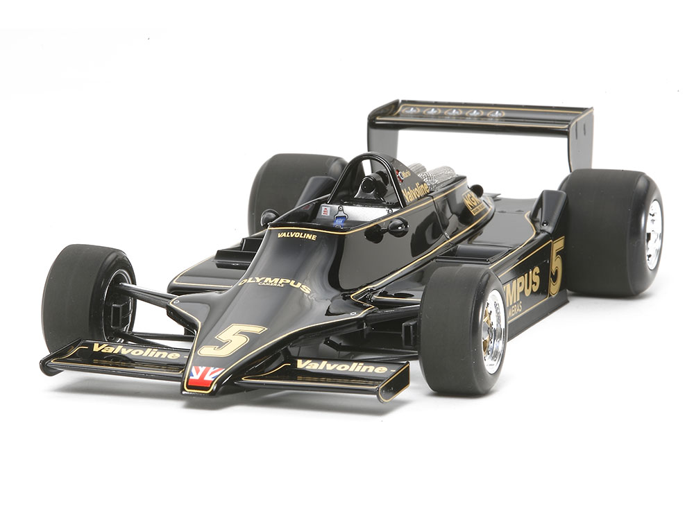 【 革新をもたらしたブラック・ビューティー 】
1977年にロータスが投入した革新的なウイングカー、タイプ78の完成形として翌年の第6戦ベルギーGPに登場したのがタイプ79です。
リヤサスペンションのインボード化、燃料タンクや排気管の配置変更などによりベンチュリー効果を最大限に引き出して圧倒的な速さを発揮。
マリオ アンドレッティがいきなりポール・ツー・フィニッシュを飾り、その後もロニー ピーターソンとともに快進撃を続け、マリオ アンドレッティ5勝、ロニー ピーターソン1勝を獲得。
最終戦を待たずにドライバー、チームの両チャンピオンタイトルをもたらしたのです。
美しいボディデザインとブラックのカラーリングから「ブラック・ビューティー」とも呼ばれたロータス タイプ79。
F1グランプリの歴史に残るエポックメイキングな1台です。

【 模型要目 】
●1/20スケールのプラスチックモデル組み立てキットです。
全長220mm、全幅108mm。
●低くなめらかなフォルムをリアルに再現。
●モノコックと別体構造のフロントカウルとリヤカウルは脱着可能。
完成後もコクピットやエンジン、サスペンションが観察できます。
●特徴的なサイドポンツーン下面のウイング形状も実車そのまま。
●金属製エアファンネルカバーを用意してフォードDFVエンジンも精密感あふれる仕上がりです。
●タイヤは新設計のゴム製。 
●スライドマークはカーNo.5、6の2種類をセットしました。
●ロールバーとサイドポンツーンのエアアウトレットを2種類用意して、イギリスGP、ドイツGPそれぞれのマリオ アンドレッティ車、ロニー ピーターソン車を選んで組み立てられます。

・ホビー系商品についての諸注意
メーカー都合により発売の大幅な延期が発生する可能性がございます。
予約商品についてはメーカーから順次入荷次第の発送となります。メーカー公表の発売日とは異なる場合がございますのでご了承ください。【対象年齢】：【商品サイズ (cm)】(高さ）：22