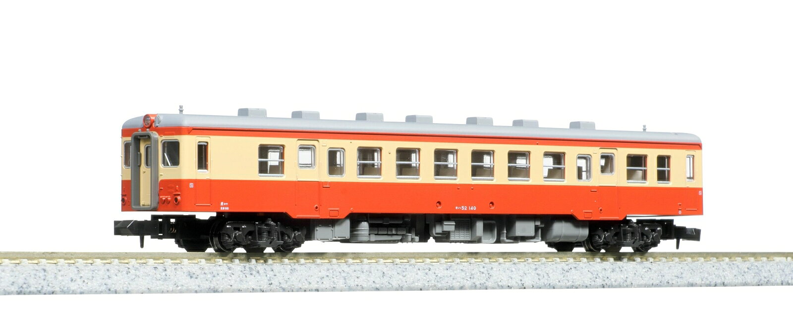 キハ52形はキハ20形に2基エンジンを搭載した強力形の一般形気動車で、昭和33年（1958）に登場しました。
キハ20形に準じた構造を持つ一方で、エンジンを2基搭載するために全長を21.3mに延長しており、キハ20形よりも客扉間の2段窓を1つ多く備えています。
各地のローカル線で地域輸送に活躍し、特に急勾配区間を含む路線で重用されました。
JR移行後も各社に継承され活躍を続けましたが、徐々に後継車両へと置き換えられる形で引退しました。

今回製品より車番・所属表記が変更になるほか、ライトユニットに電球色LEDを採用いたします。

活躍地域
・東北 中部 中国 四国 九州

会社
・国鉄

製品特徴
・昭和40年(1965)10月から翌年8月にかけて新潟鐵工で製造された車両を製品化。国鉄時代の形態を再現　一般色：昭和53年(1978)以前の米子機関区所属車 / 首都圏色：昭和60年(1985)頃の敦賀機関区所属車
・国鉄気動車一般色とオレンジ色の首都圏色を美しく再現
・側面窓のサッシ部はシルバー、ドア窓を含むHゴム部はグレーで表現
・WC側前面にホロ装着
・GM-5モーター搭載動力ユニットを採用。安定した走行が可能
・ヘッド/テールライト点灯(電球色LED採用、消灯スイッチ付)
・アーノルドカプラー装備

製品内容・編成図
キハ52 140

製品仕様
・スケール：1/150 9mm(Nゲージ)
・商品形態：塗装済完成品
・車体の材質：プラスティック
・モーター：なし
・ライト：ヘッドライト・テールライト点灯
・付属品：信号炎管×6、消灯スイッチ用ドライバー×1

・ホビー系商品についての諸注意
メーカー都合により発売の大幅な延期が発生する可能性がございます。
予約商品についてはメーカーから順次入荷次第の発送となります。メーカー公表の発売日とは異なる場合がございますのでご了承ください。【対象年齢】：8歳以上