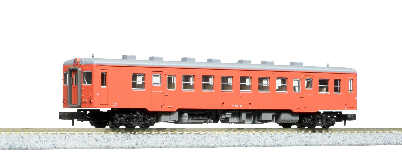 キハ52形はキハ20形に2基エンジンを搭載した強力形の一般形気動車で、昭和33年（1958）に登場しました。
キハ20形に準じた構造を持つ一方で、エンジンを2基搭載するために全長を21.3mに延長しており、キハ20形よりも客扉間の2段窓を1つ多く備えています。
各地のローカル線で地域輸送に活躍し、特に急勾配区間を含む路線で重用されました。
JR移行後も各社に継承され活躍を続けましたが、徐々に後継車両へと置き換えられる形で引退しました。

今回製品より車番・所属表記が変更になるほか、ライトユニットに電球色LEDを採用いたします。

活躍地域
・東北 中部 中国 四国 九州

会社
・国鉄

製品特徴
・昭和40年(1965)10月から翌年8月にかけて新潟鐵工で製造された車両を製品化。国鉄時代の形態を再現　一般色：昭和53年(1978)以前の米子機関区所属車 / 首都圏色：昭和60年(1985)頃の敦賀機関区所属車
・国鉄気動車一般色とオレンジ色の首都圏色を美しく再現
・側面窓のサッシ部はシルバー、ドア窓を含むHゴム部はグレーで表現
・WC側前面にホロ装着
・GM-5モーター搭載動力ユニットを採用。安定した走行が可能
・ヘッド/テールライト点灯(電球色LED採用、消灯スイッチ付)
・アーノルドカプラー装備

製品内容・編成図
キハ52 124

製品仕様
・スケール：1/150 9mm(Nゲージ)
・商品形態：塗装済完成品
・車体の材質：プラスティック
・モーター：なし
・ライト：ヘッドライト・テールライト点灯
・付属品：信号炎管×6、消灯スイッチ用ドライバー×1

・ホビー系商品についての諸注意
メーカー都合により発売の大幅な延期が発生する可能性がございます。
予約商品についてはメーカーから順次入荷次第の発送となります。メーカー公表の発売日とは異なる場合がございますのでご了承ください。【対象年齢】：8歳以上