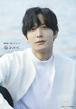 声優・梅原裕一郎、最新フォトブック。“地元で執筆活動を行うエッセイスト”をテーマに出身地・静岡県で撮影された撮り下ろしグラビアや、声優グランプリ連載「徒然うめ草」三十二回分の未公開カット＆エッセイを収録。さらに、“故郷・静岡”にまつわる貴重な幼少期エピソード満載の１万字超の書き下ろしエッセイも。