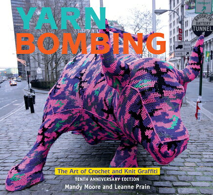 This edition of Moore and Prain's wildly colorful guide on converting textile street art around the world includes over 20 amazing patterns, a new Foreword by the authors, and a new chapter that includes many infamous examples of yarn bombing over the past decade.