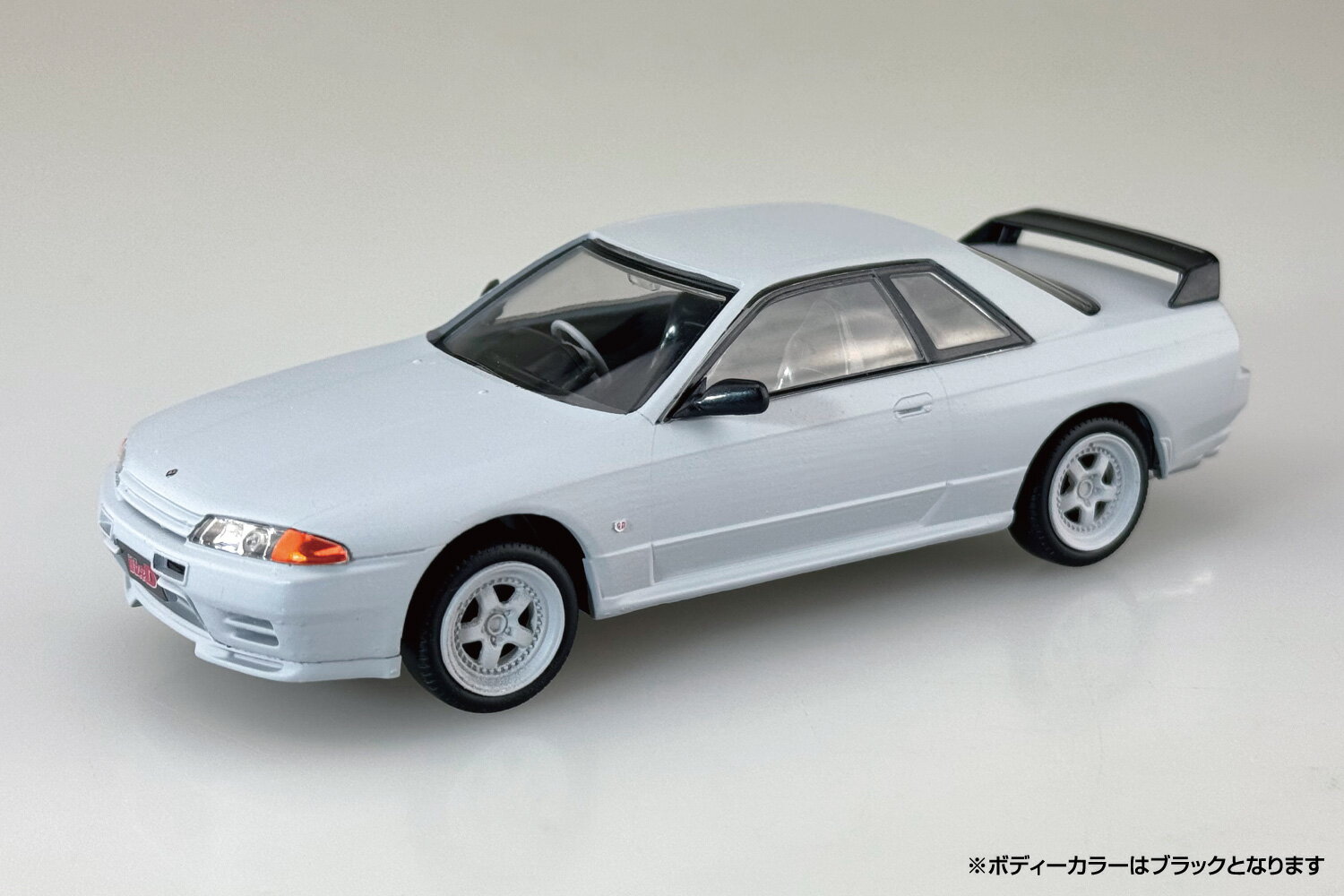 新たな挑戦者登場！

【製品説明】
妙義ナイトキッズのリーダー中里 毅のR32 GT-Rが仲間入り。
NISMOバンパー・リップスポイラー・17インチホイール・17インチタイヤ・スポーツマフラー・ステアリングパーツを新金型で追加し、完全再現。
＜新規金型追加＞
・新規追加パーツ
NISMOバンパー
リップスポイラー
17インチホイール
17インチタイヤ
スポーツマフラー
ステアリングパーツ
・パーツ点数26パーツのお手軽モデル
・ローダウン仕様にも組み立て可能

【ザ☆スナップキットとは】
・塗装不要
ボディ色をプラスチック材料の着色で再現する事により、塗装不要となりました。
ツヤツヤのボディも見どころです。
・接着剤不要
はめ込み式を採用する事で接着剤が不要となりました。
・お手頃価格
キットの簡略化と1/32スケールとする事でお手頃価格を実現しました。

※画像は試作品です。実際の商品とは異なります。
※ローダウン仕様で組み立てた場合、タイヤが回転しにくい場合があります。
※画像はイメージです。【対象年齢】：