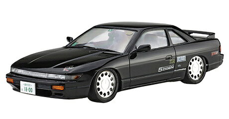カーボンボンネット再現用デカールを新規作成！E.A.S搭載のシルビアK’s(S13)がスポット生産バージョンで登場！
新金型パーツとしてシャーシのサスペンション構造を新設計。
ステアリングとアライメントギミックにより様々なスタイリングにセッティング可能！
4輪独立無段階車高調整機構と4輪独立無段階キャンバー調整機構により、ノーマル車高・シャコタン（ローダウン）・レーサー（ハの字）など自由なスタイリングにセッティング。
従来のポリキャップ素材を車高・キャンバーの無段階スライド構造に利用しなめらかな調整を実現。
デカールにはロゴマーク、ナンバープレートに加え多様なマークを収録。

※モニターや画像解像度の問題により、色の見え方が実際の商品と異なることが御座いますので、予めご了承ください。
※商品は新品・未開封です。

・ホビー系商品についての諸注意
メーカー都合により発売の大幅な延期が発生する可能性がございます。
予約商品についてはメーカーから順次入荷次第の発送となります。メーカー公表の発売日とは異なる場合がございますのでご了承ください。【対象年齢】：