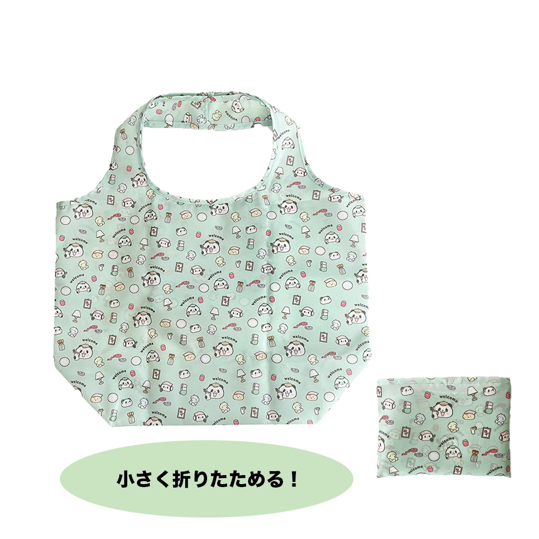お買いものパンダのエコバッグが新登場！
可愛いお買いものパンダたちの絵柄と爽やかなグリーンカラーが目を引くエコバッグです。
折りたたんでコンパクトに持ち運びできるので、いつでもバッグに忍ばせることができます。
可愛さと実用性を兼ね備えたアイテムです！

＜商品サイズ＞
袋部分：約縦31×横44×マチ17cm
持ち手から底まで：約縦49cm
折りたたみ時：約縦13×横18cm
＜材質・素材＞
ポリエステル100％