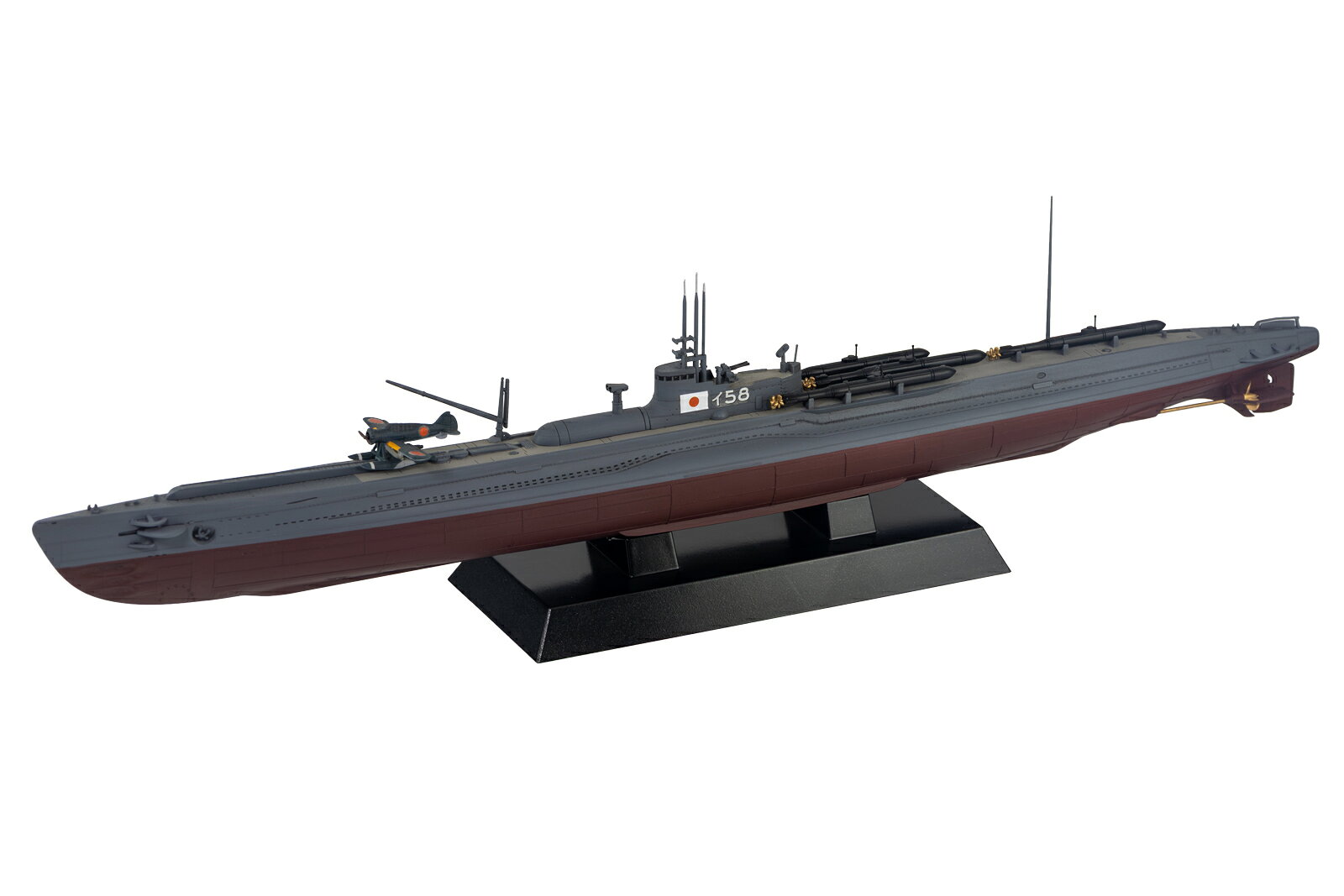 日本海軍の主力大型潜水艦であった巡洋潜水艦乙型の最後の型である乙型改2（伊54型）は1944年に伊54、56、58の3隻が就役しました。
本型は乙型をベースとした乙型改1と同様に戦時急造対策が施され、機関を製造が簡易な艦本式22号にしたため速力は5ノット近く低下しましたが、燃料搭載量が増え航続距離が1.5倍となりました。
また、魚雷搭載数は2本増えて19本とし、艦橋等にソナー音波を吸収する特殊塗料が塗布されました。
1944年9月に竣工した伊58は、竣工時には前部に格納庫とカタパルトからなる航空兵装を装備し、後方に特殊兵器回天を4基搭載していましたが、後に航空兵装を撤去し回天6基を搭載しました。

・1/350スケールプラモデル
・零式小型水偵は翼を折りたたんだ格納状態と通常状態の2種類付属
・艦橋前部の水偵格納筒は内部も一部再現
・特殊兵器回天4基付属
・1隻入り
・全長310.5mm

【画像は製品を組み立て塗装したものです】

・ホビー系商品についての諸注意
メーカー都合により発売の大幅な延期が発生する可能性がございます。
予約商品についてはメーカーから順次入荷次第の発送となります。メーカー公表の発売日とは異なる場合がございますのでご了承ください。【対象年齢】：【商品サイズ (cm)】(幅）：31.05