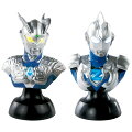 飾って楽しめる新シリーズ「ギャラクシーウルトラライティングシリーズ」より「ウルトラマンゼロ ＆ ウルトラマンゼット」が登場！ウルトラマンゼロ と ウルトラマンゼットの、発光胸像モデルです。台座のボタンを押すと、目とカラータイマーが発光します。各全高約100mm(台座込み)(本商品のセット内容以外は付属しません。)【対象年齢】：15歳以上【商品サイズ (cm)】(幅×高さ×奥行）：××