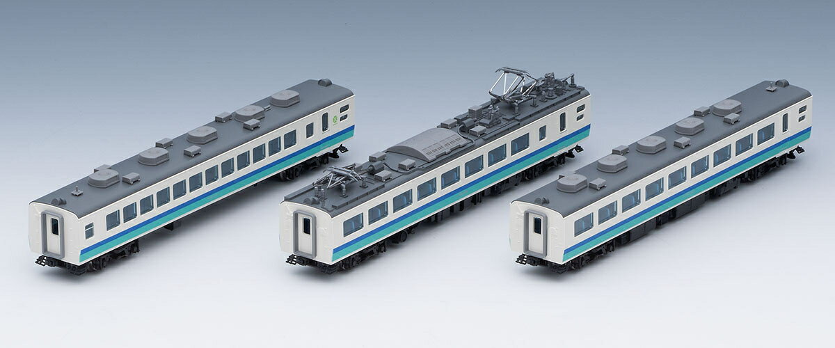 485系は直流、交流50/60Hzの3電源に対応した特急用車両として1968年に登場し、全国の電化区間で活躍しました。
「はくたか」は1997年の北越急行ほくほく線開通とともに運行を開始した特急列車です。
上沼垂色に塗装された一部の車両は、内装のグレードアップ改造を受け客用窓が上下に拡大されました。
上沼垂運転区に配置されたT5編成は全車がグレードアップ車で統一され、「雷鳥」の他にも、北越急行ほくほく線への乗り入れが可能な編成として「はくたか」などに使用されました。

活躍地域
・中部

会社
・JR

製品特徴
●ハイグレード(HG)仕様
●車体色は白をベースに腰部に青と緑の帯をまとった上沼垂色の姿を再現
●モハ484形1500番代、モハ485形1500番代のグレードアップ車の車体を新規製作で再現
●上沼垂運転区に所属したT5編成の車番を印刷済み
●グリーンカーマークは印刷済み
●Hゴムは黒色で再現
●靴摺り・ドアレールは印刷済み
●トイレタンクは取付済み
●新集電システム、黒色車輪採用
●各連結面側は配管付きTNカプラー(SP)標準装備

製品内容
●モハ485-1505
●モハ484-1505
●サロ481-112

付属品
●ランナーパーツ：ラジオアンテナなど
●ランナーパーツ：電話アンテナ、治具
●パーツ　　　　：サロ用電話アンテナ治具

・ホビー系商品についての諸注意
メーカー都合により発売の大幅な延期が発生する可能性がございます。
予約商品についてはメーカーから順次入荷次第の発送となります。メーカー公表の発売日とは異なる場合がございますのでご了承ください。【対象年齢】：15歳以上