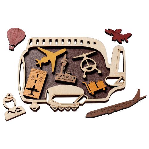 飛行機、ヘリコプター、キャビンアテンダント…空港をモチーフにした木製ピース9個を詰めるパズル。全てのピースが入るように角度を工夫して並べることで、空間認識力が試されます。