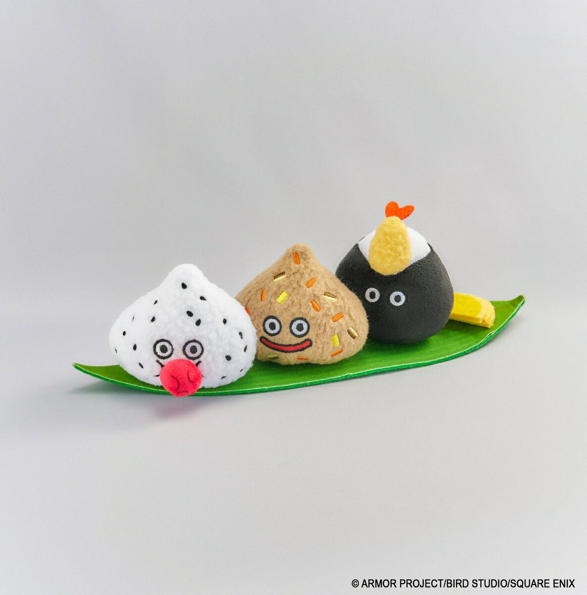 うめぼし、ごもく、天むすの3種がそろったおにぎりスライムがぬいぐるみになって登場！
おにぎりや食材は葉っぱから取り外し可能です。

※写真は製作中のものです。
実際の商品とは異なりますのでご了承下さい。

&copy; ARMOR PROJECT/BIRD STUDIO/SQUARE ENIX

・ホビー系商品についての諸注意
メーカー都合により発売の大幅な延期が発生する可能性がございます。
予約商品についてはメーカーから順次入荷次第の発送となります。メーカー公表の発売日とは異なる場合がございますのでご了承ください。【対象年齢】：【商品サイズ (cm)】(幅×高さ×奥行）：30×8.5×9