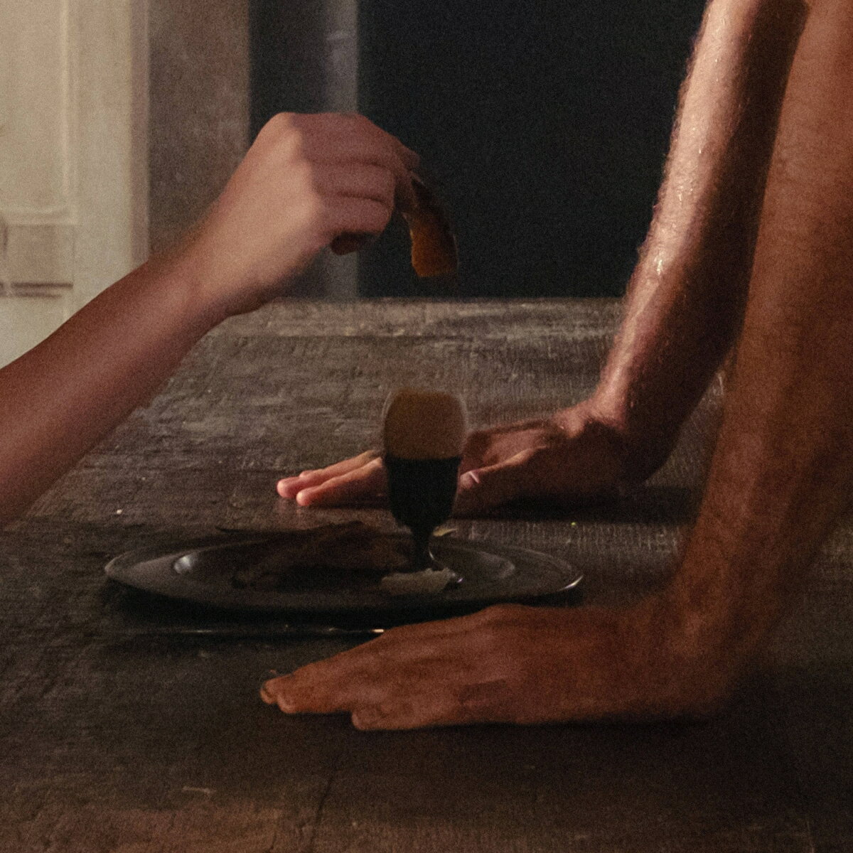 残酷で優雅。
世界的カルチャー・アイコン、チャーリーxcxの新たな世界。
映画『嵐が丘』にインスパイアされ制作された最新アルバム、発売。

■2024年にリリースした最新スタジオ・アルバム『ブラット』で世界的な大ブレイクを果たした世界的カルチャー・アイコン、チャーリーxcx。その彼女が挑む新たなプロジェクト、それは映画音楽の世界。
■エミリー・ブロンテ生涯唯一の作品である世界的ベストセラー小説『嵐が丘』。いまなお世界中の女性たちの心を掴んで離さない世紀の大ベストセラーを、いま最も勢いのあるクリエイターが集結し映画化！主役の二人を演じるのはマーゴット・ロビー(『バービー』)とジェイコブ・エロルディ(『フランケンシュタイン』)。監督・脚本はデビュー作『プロミシング・ヤング・ウーマン』でアカデミー賞®脚本賞を受賞したエメラルド・フェネル。音楽は世界的ポップアイコンとして圧倒的な存在感を放つチャーリーxcxが手掛けている。
■イギリス北部、ヨークシャーにある荒涼とした屋敷「嵐が丘」を舞台に繰り広げられるアーンショウ家の美しい令嬢キャサリン（マーゴット・ロビー）と、屋敷に引き取られた孤児ヒースクリフ（ジェイコブ・エロルディ）の身分の違う二人による狂恋と復讐に登場人物の心情と運命が交錯していく悲劇的でゴシックな恋愛物語。はりつめた一触即発の愛や激情、そして荒涼とした風景や重苦しい空気をチャーリーxcxの音楽がいかにして彩っていくのかーー挑戦的な意欲作に相応しい、挑発的でスリリングな音楽作品、彼女が切り拓いた新たな領域に世界の注目が集まっている。

※封入特典：特製ポストカード
※解説・歌詞・対訳付