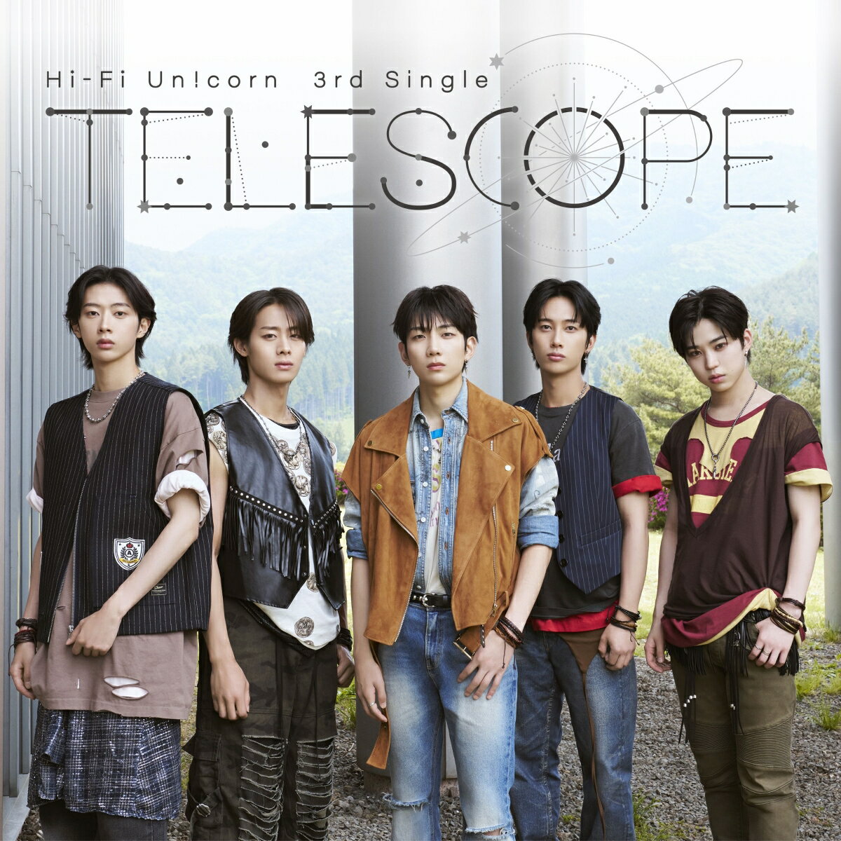 ライブとフェスで存在感を高め続けるHi-Fi Un!cornが描く新たな夏の景色3rdシングル『Telescope』8⽉19⽇(⽔)リリース決定！

日韓ライブとフェスで存在感を⾼め続ける5⼈組ボーイズバンド、Hi-Fi Un!cornが、3rdシングル『Telescope』を8⽉19⽇（⽔）にリリースすることが決定。あわせて、新アーティスト写真も公開された。
リード曲「Telescope」は、ポップで爽やかなバンドサウンドに夏の開放感を乗せた、Hi-Fi Un!cornが描く“新たな夏の景⾊”。
“望遠鏡”を通して広い世界を⾒つめながら、⽇常の中にある⼩さな奇跡や、⼈と⼈との出会いの尊さを描いた⼀曲となっている。
また、本作は活動4年⽬を迎えたHi-Fi Un!cornにとって、新たな⾳楽的挑戦を象徴する作品でもある。
これまで培ってきたライブ感あふれるバンドサウンドを軸にしながらも、よりポップで開放感のあるアプローチを取り⼊れることで、新たな⾳楽的領域へと歩みを広げた。
デビュー以来、ライブやフェスを通じて着実に成⻑を重ねてきた5⼈。『Telescope』は、そんなHi-Fi Un!cornの進化と成熟を感じさせる⼀曲であり、これまでとはひと味違う新たな魅⼒を映し出す作品となっている。4年⽬を迎え、さらに表現の幅を広げたHi-Fi Un!cornの新たな姿に期待が⾼まる。
そんな、3rdシングル「Telescope」には、リード曲「Telescope」のほか2曲の新録曲を含む全3曲を収録。