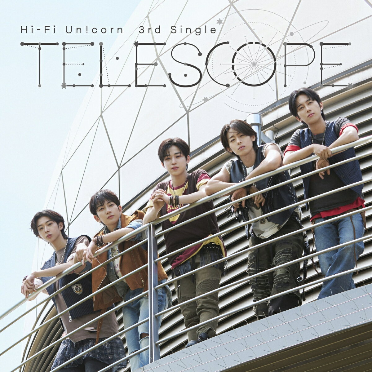 ライブとフェスで存在感を高め続けるHi-Fi Un!cornが描く新たな夏の景色3rdシングル『Telescope』8⽉19⽇(⽔)リリース決定！

日韓ライブとフェスで存在感を⾼め続ける5⼈組ボーイズバンド、Hi-Fi Un!cornが、3rdシングル『Telescope』を8⽉19⽇（⽔）にリリースすることが決定。あわせて、新アーティスト写真も公開された。
リード曲「Telescope」は、ポップで爽やかなバンドサウンドに夏の開放感を乗せた、Hi-Fi Un!cornが描く“新たな夏の景⾊”。
“望遠鏡”を通して広い世界を⾒つめながら、⽇常の中にある⼩さな奇跡や、⼈と⼈との出会いの尊さを描いた⼀曲となっている。
また、本作は活動4年⽬を迎えたHi-Fi Un!cornにとって、新たな⾳楽的挑戦を象徴する作品でもある。
これまで培ってきたライブ感あふれるバンドサウンドを軸にしながらも、よりポップで開放感のあるアプローチを取り⼊れることで、新たな⾳楽的領域へと歩みを広げた。
デビュー以来、ライブやフェスを通じて着実に成⻑を重ねてきた5⼈。『Telescope』は、そんなHi-Fi Un!cornの進化と成熟を感じさせる⼀曲であり、これまでとはひと味違う新たな魅⼒を映し出す作品となっている。4年⽬を迎え、さらに表現の幅を広げたHi-Fi Un!cornの新たな姿に期待が⾼まる。
そんな、3rdシングル「Telescope」には、リード曲「Telescope」のほか2曲の新録曲を含む全3曲を収録。