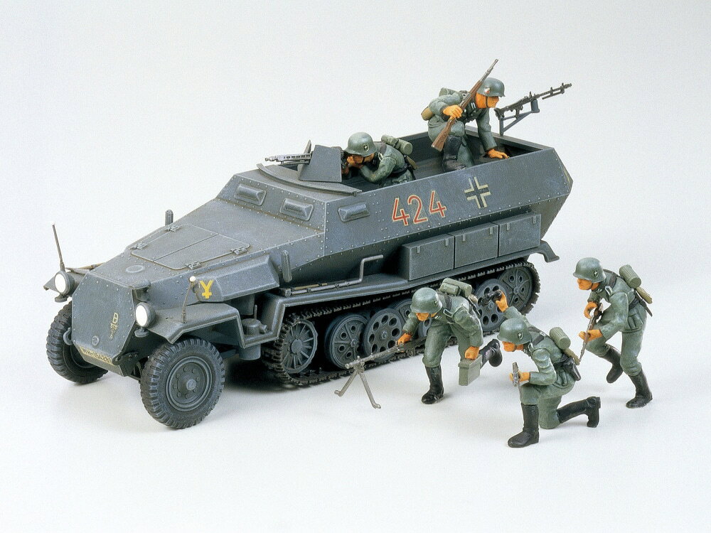 【 模型要目 】
★ドイツ軍の快進撃を支えたSd.kfz.251/1 ハノマーク兵員輸送車の1/35スケール、プラスチックモデル組み立てキットです。
★全長168mm。
★タイヤと履帯を組み合わせた、ドイツ車輌らしい平面構成のメカニカルなスタイルをモデル化。
★車体後部のハッチは完成後も開閉可能。
★操縦席をはじめ、戦闘室内部などオープントップの車内はもちろん、履帯式の足まわりなども立体感あふれる仕上がり。
★兵員輸送任務での活躍を演出するダイナミックなポージングの人形5体に加え、ロシア戦線とアフリカ戦線それぞれのナンバープレートや師団マークなどスライドマークを豊富にセット。

・ホビー系商品についての諸注意
メーカー都合により発売の大幅な延期が発生する可能性がございます。
予約商品についてはメーカーから順次入荷次第の発送となります。メーカー公表の発売日とは異なる場合がございますのでご了承ください。【対象年齢】：【商品サイズ (cm)】(幅）：16.8