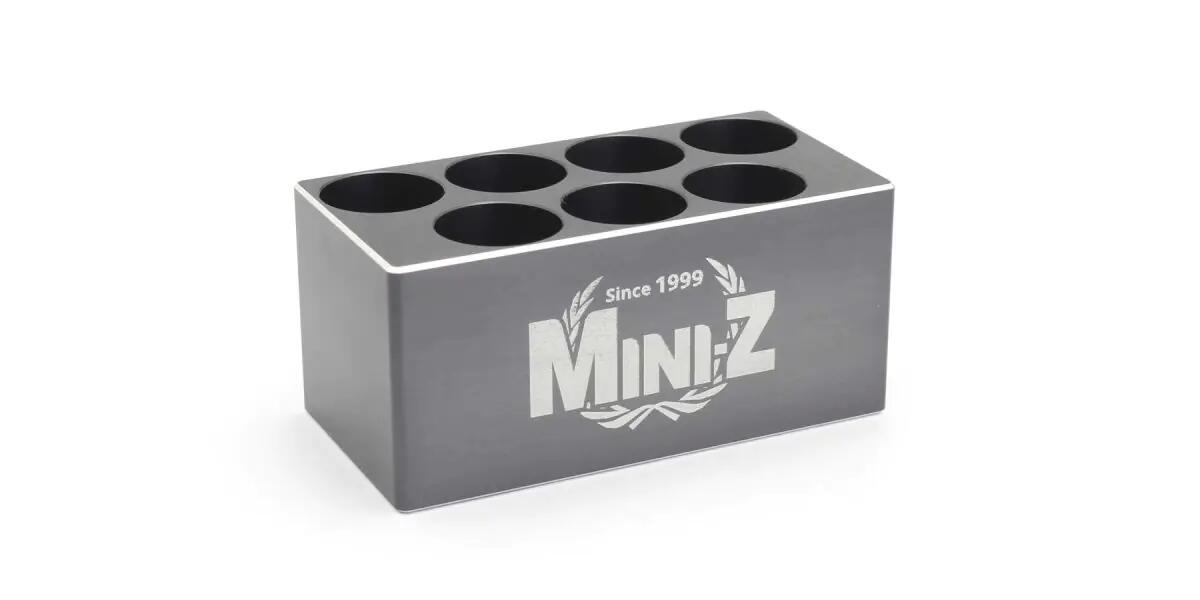MZW120専用のツールスタンド。
MZW120グリップ部分に合わせて工具収納穴を調整。アルミを削り出して作られた本体は適度な重量感もあり、安定して工具を保管できます。デザインに関しては、限られたピットスペースでの使用を想定し、可能な限りコンパクトにしています。
チタングレーアルマイト処理を施し、正面にMini-Zロゴ、背面にKyoshoロゴをレーザー刻印しています。

＜適合キット＞
ミニッツレディセット、シャシーセット全車種

・ホビー系商品についての諸注意
メーカー都合により発売の大幅な延期が発生する可能性がございます。
予約商品についてはメーカーから順次入荷次第の発送となります。メーカー公表の発売日とは異なる場合がございますのでご了承ください。【対象年齢】：