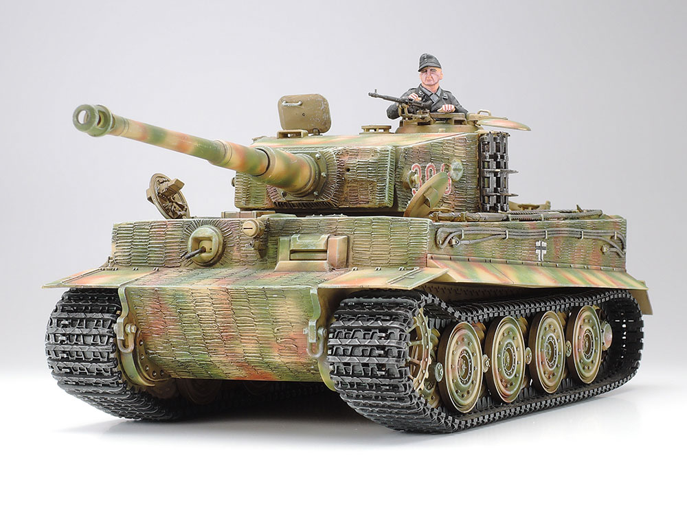 【 モデルからも伝わる重量感、第二次大戦中の最強戦車 】
その1台はシャーマン戦車5台にも匹敵するといわれ、第二次大戦中、連合軍の大きな脅威となったのがドイツのタイガーIです。
重量57トンにも達する車体は前面で100mmもの装甲で守られ、傑作と言われた88mm高射砲をベースとした主砲の56口径88mm砲は、実に距離2000m から100mmの装甲板を撃ち抜く威力を誇り、ミハエル・ヴィットマンをはじめ多くの戦車戦のエースを生み出したのです。
量産は1942年7月から始められ、総計1300台以上が生産されましたが、エンジンのパワーアップに続き、司令塔などへのペリスコープの設置、鋼板プレス製転輪の採用などの改良を加えられたタイプが後期生産型と呼ばれています。

【 模型要目 】
1/35スケールのプラスチックモデル組立てキットです。
★全長241.5mm 、全幅106mm。
★垂直面で構成された重量感あふれるフォルムを実感豊かにモデル化。
★砲塔内の主砲装填部や各ハッチの裏面も再現。
ヒンジやグリルなどリアルな細部表現が精密感を高めます。
★キャタピラは1ブロックずつを接着してつなぐ連結式。
★マズルブレーキが小型化された最後期型の主砲砲身もセット。
★車長の人形1体つき、将校帽と略帽の2種の頭部が選べます。

・ホビー系商品についての諸注意
メーカー都合により発売の大幅な延期が発生する可能性がございます。
予約商品についてはメーカーから順次入荷次第の発送となります。メーカー公表の発売日とは異なる場合がございますのでご了承ください。【対象年齢】：【商品サイズ (cm)】(幅×高さ）：10.6×24.2