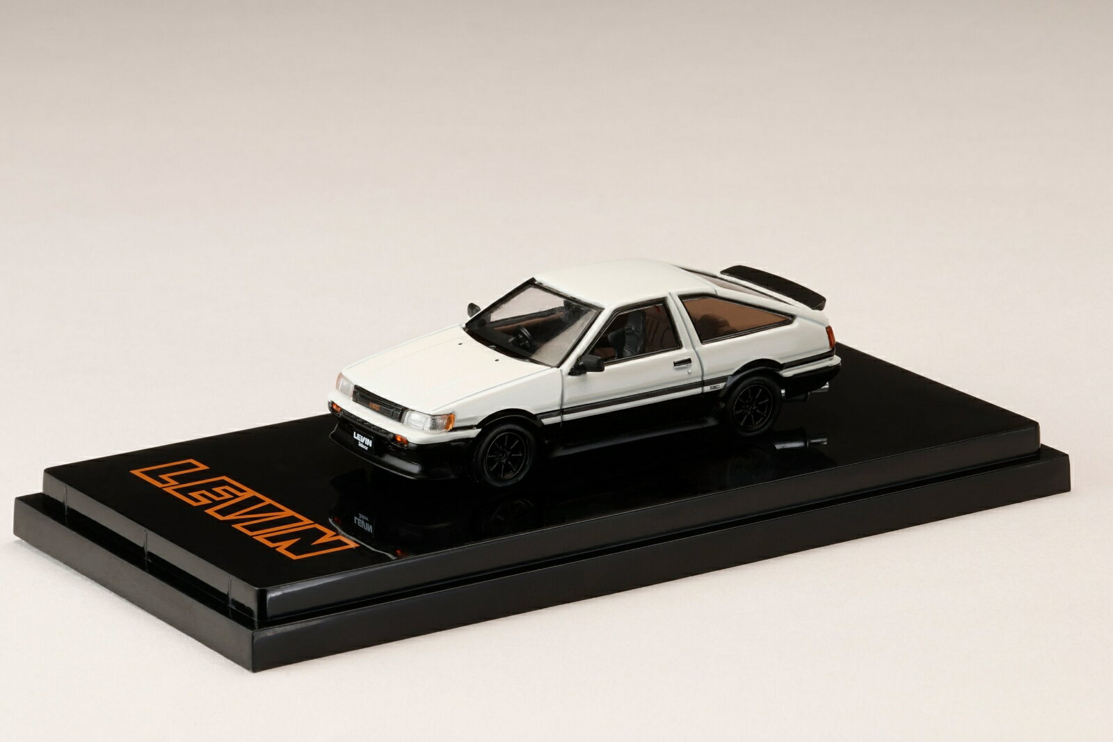 1/64 Toyota COROLLA LEVIN AE86 3DOOR カスタムバージョン 1983ホワイト/ブラック 【HJ643037CWK】 (ミニカー)