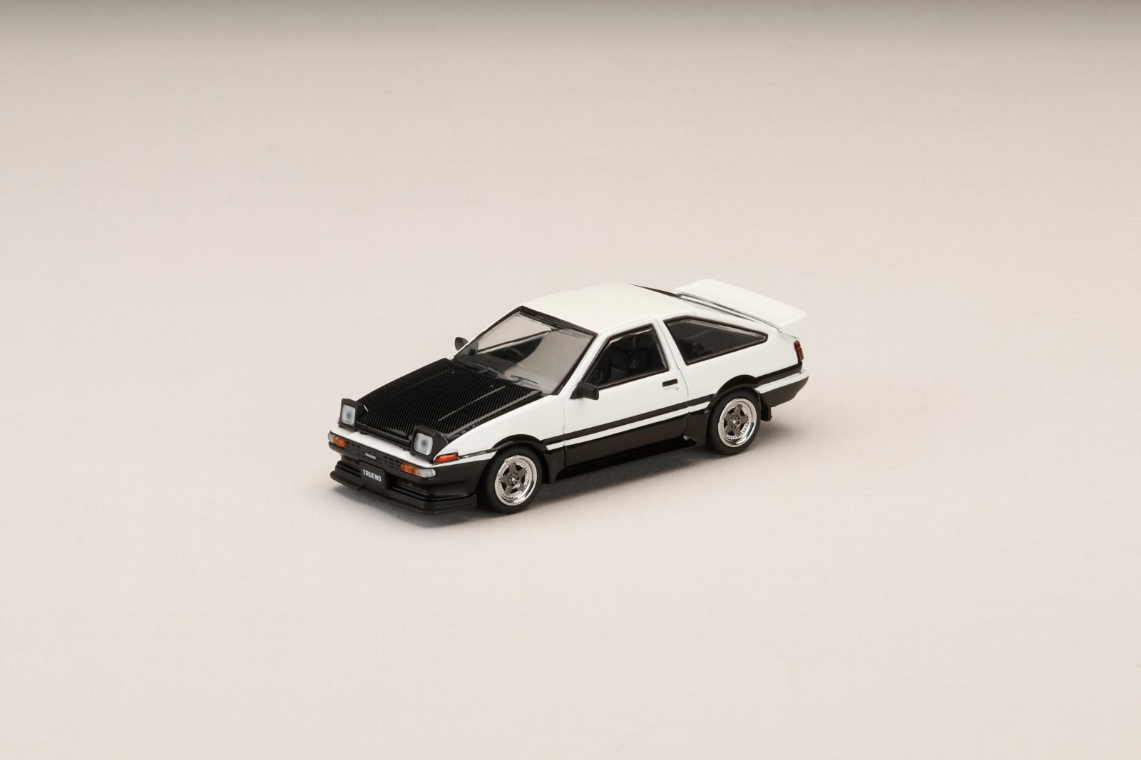 HJ64 1/64 トヨタ スプリンター トレノ GT APEX (AE86) 後期型 JDM Style カーボンボンネットホワイト/ブラック 【HJ647052WB】 (ミニカー)