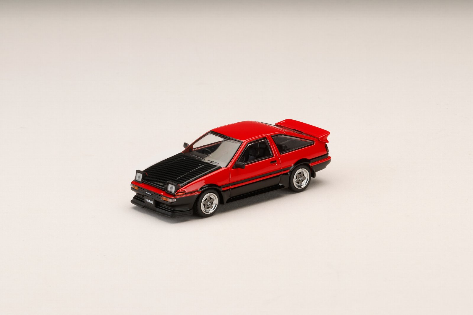 HJ64 1/64 トヨタ スプリンター トレノ GT APEX (AE86) 後期型 JDM Style カーボンボンネットレッド / ブラック 【HJ647052RB】 (ミニカー)
