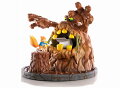 数々のゲームスタチューをリリースするファースト4フィギュアの新作スタチューは、『Conker's Bad Fur Day コンカーズ・バッド・ファー・デイ』から！
チャプター5「恐怖の大王」にて主人公コンカーの、グレートマイティプーとの戦闘を大胆に立体化しました。
グレートマイティプーはオペラのような声と、その型破りな存在感、そして「ウ○コ山」の王としてゲーム中でも印象に残ったボス。
そんな「ウ○チ大王」を倒すべく、トイレットペーパーを口に放り込んでいくシーンが、全幅約45センチで再現されています。
本気造型で再現されちゃったんです。
今後もう立体化されないであろう、超貴重なスタチューでしょう。【対象年齢】：【商品サイズ (cm)】(幅）：45