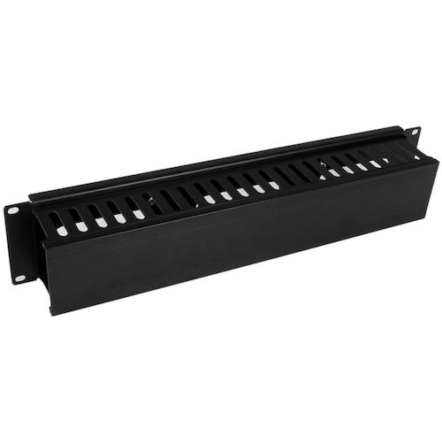 水平配線用ダクト付2Uパネル。標準の19インチラック（2ポストまたは4ポスト）に取り付け、カバーつきケーブルダクトで横方向にケーブルの引き回しを整理します。

このケーブルオーガナイザーには取り外し可能なトップカバーがついており、結束したケーブルの追加や引き離しが簡単です。両端に複数のフィンガーと背面に通し穴がついており、必要な場所へとケーブルを簡単に引き回すことができます。また、ケーブルへの負荷の軽減にも役立ちます。

高品質スチール製の本製品は、サーバールームや配線クローゼットに適した頑丈なソリューションとなります。ラックネジ（M5とM6）2セットが製品に付属しており、取り付けも簡単です。

StarTech.comでは、本製品に2年間保証を提供しています。