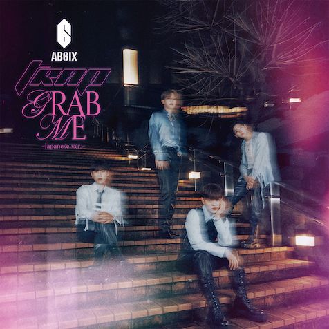 AB6IX、約1年ぶりの新作はJAPAN 3RD MINI ALBUM『TRAP / GRAB ME -Japanese ver.-』。

韓国の4人組ボーイズグループAB6IX(エイビーシックス)が、7/3(水)にJAPAN 3RD MINI ALBUM
『TRAP / GRAB ME -Japanese ver.-』を発売！

今回のミニアルバムはタイトル曲として、日本オリジナル曲「TRAP」と、韓国で今年1月にリリースされた
8TH EP 「THE FUTURE IS OURS：FOUND」のリード曲「GRAB ME」の日本語バージョンを収録。
カップリングはABNEW（ファンの名称）のために作られたファンソング「ILY」とイ・デフィが作詞作曲した
「Sucker for your love - Japanese ver. -」の続曲「SUCKER」のJP Ver.が収録される。

日本でのビジュアル撮影風景をメインに、レコーディング時の模様など、メンバーの貴重なオフショット映像
で構成されたBehind the Scenesを収録したDVDが初回盤特典映像となる。

通常盤封入特典：ソロトレカ(全12種ランダム1枚)