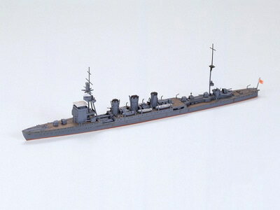 【大正生まれの存在感を1/700に凝縮】
大正時代に建造された日本の軽巡洋艦を代表する球磨型。
その5番艦として大正10年に竣工、太平洋戦争ではアリューシャン列島攻略作戦やフィリピン方面で活躍した木曽のプラスチックモデル組み立てキットです。
モデルは昭和7年頃の姿で再現。前2本と後ろの1本の形状が異なる3本煙突やマスト、8cm高角砲、そしてキャンバス製の天蓋を備える艦橋も質感豊かに再現しました。
舷消磁電路や錨鎖など船体のモールドもシャープな仕上がり。
他の球磨型と並べてのコレクションも楽しみです。

【スペック】
完成時の全長230mm
※写真はキットを組み立て、塗装したものです。【商品サイズ (cm)】(幅）：23