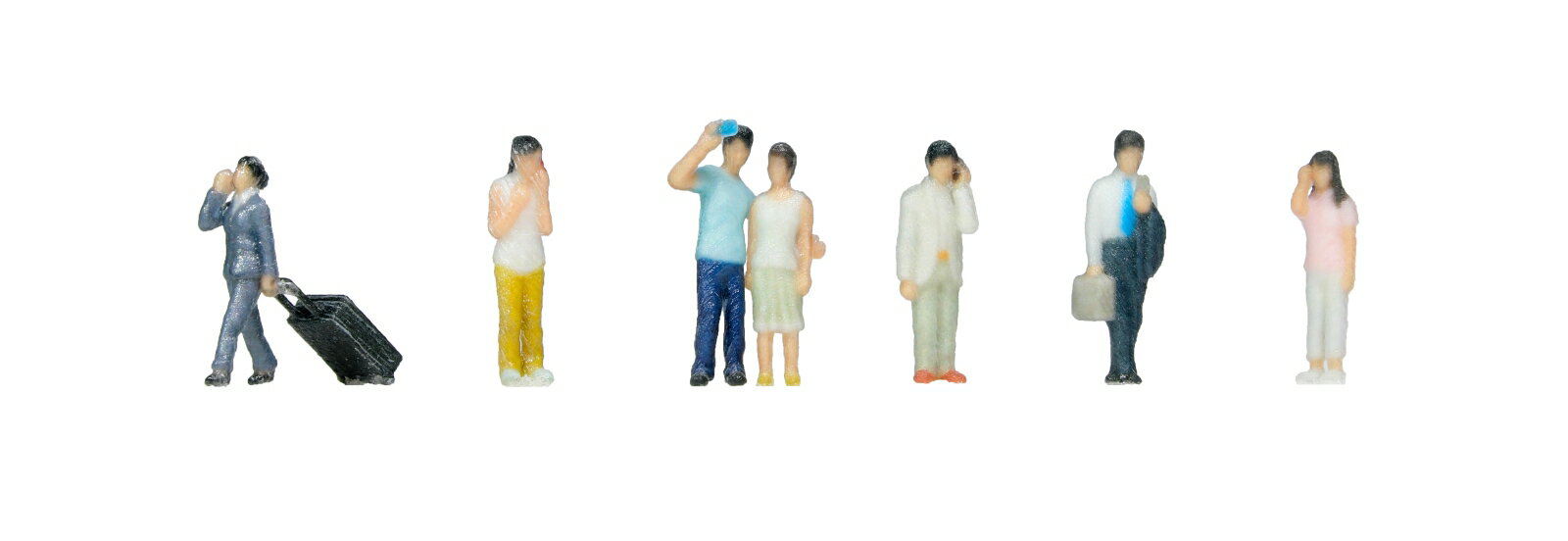 ジオタウン人形シリーズに新ラインナップ、スマートフォンを持つ人形が登場です。
街中はもちろん、電車内でもよく見かける風景を再現できるアイテムで、ジオラマの時代設定の幅を広げるアイテムです。

携帯電話を手に話したり自撮りする人たちや、座って操作する人たちのポーズを、フルカラー3Dプリンターにより精密かつリアルに製品化いたします。
ジオラマ内に配置することで携帯電話が普及した90年代以降の現代の情景を演出可能です。
また、若干の加工を施すことでNゲージ車両やストラクチャー内の座席にも配置可能です。

・ホビー系商品についての諸注意
メーカー都合により発売の大幅な延期が発生する可能性がございます。
予約商品についてはメーカーから順次入荷次第の発送となります。メーカー公表の発売日とは異なる場合がございますのでご了承ください。【対象年齢】：8歳以上