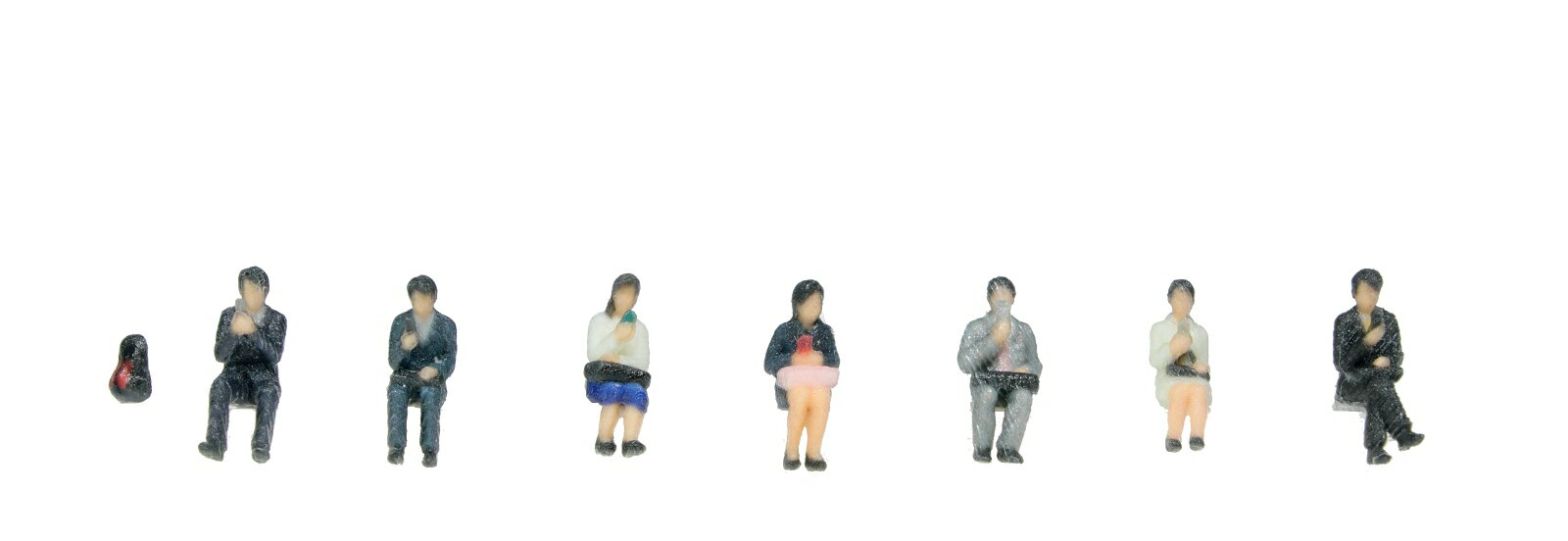 ジオタウン人形シリーズに新ラインナップ、スマートフォンを持つ人形が登場です。
街中はもちろん、電車内でもよく見かける風景を再現できるアイテムで、ジオラマの時代設定の幅を広げるアイテムです。

携帯電話を手に話したり自撮りする人たちや、座って操作する人たちのポーズを、フルカラー3Dプリンターにより精密かつリアルに製品化いたします。
ジオラマ内に配置することで携帯電話が普及した90年代以降の現代の情景を演出可能です。
また、若干の加工を施すことでNゲージ車両やストラクチャー内の座席にも配置可能です。

・ホビー系商品についての諸注意
メーカー都合により発売の大幅な延期が発生する可能性がございます。
予約商品についてはメーカーから順次入荷次第の発送となります。メーカー公表の発売日とは異なる場合がございますのでご了承ください。【対象年齢】：8歳以上