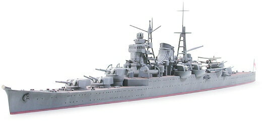 【 重巡洋艦 三隈について 】 
15.5cm 3連装砲5基を備える軽巡洋艦として竣工、後に主砲を20.3cm連装砲塔に換装し、重巡洋艦に生まれ変わった日本海軍の最上型巡洋艦。
4艦が建造された最上型の中でも1番艦の最上に続いて昭和10年8月に竣工したのが三隈です。
フレアーの付いた艦首や独特な誘導煙突など最上型特有のスタイルを備えながら、最上とは艦橋構造物や後部マストなど細部で微妙な違いが見られました。
重巡洋艦として太平洋戦争開戦を迎えた三隈は、同型艦3隻と第7戦隊を編成し、マレー上陸作戦やバタビア沖海戦で奮戦。
しかし昭和17年6月のミッドウェー海戦では、アメリカ潜水艦の攻撃を避けるための夜間一斉回頭中に後続する最上と衝突し、さらに延べ100機以上の艦載機による波状攻撃を受けて大破炎上、ミッドウェー沖に姿を消したのです。

【 模型要目 】
★日本重巡洋艦 三隈のプラスチックモデル組み立てキットです。 
★1/700スケール、全長286.5mm、全幅36.5mm。 
★艦首から艦尾にかけてのスマートなラインや誘導煙突など最上型の特徴をあますところなくモデル化。量感あふれる船体は左右分割式で、舷側部分も立体感あふれる仕上がりです。 
★後部マストや艦橋構造物など1番艦の最上とは異なる細部も正確に再現。 
★主砲塔の取付けにはポリキャップを使用し、組立て後も回転可能。 
★12,7cm高角砲や魚雷発射管などの兵装類、メインマストやカタパルト、艦載機などもシャープな仕上がり。
※写真はキットを組み立て、塗装したものです。【商品サイズ (cm)】(幅×奥行）：28.7×3.7