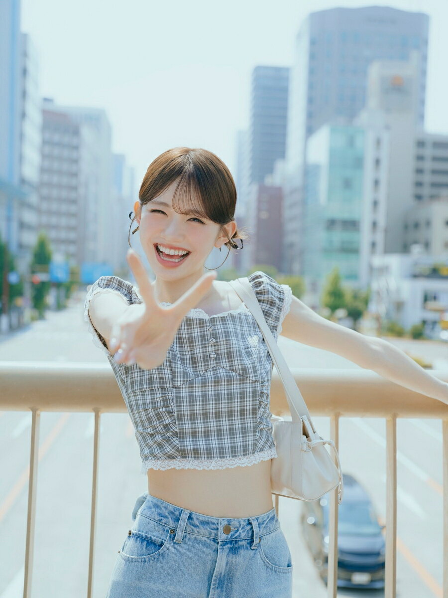 元ME:Iメンバー、加藤心初のスタイルブック。恋愛トークやプライベートな一面など、彼女の素顔に迫る一冊。