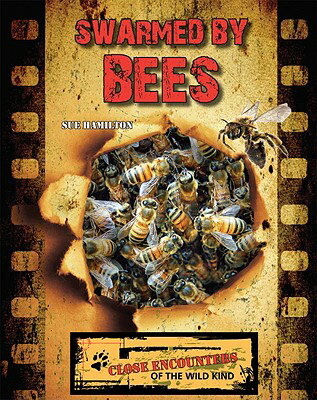 Swarmed by Bees SWARMED BY BEES （Close Encounters of the Wild Kind） [ Sue L. Hamilton ]