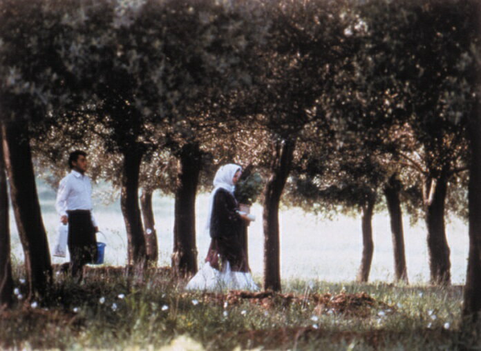 ホセイン・レザイ タヘレ・ラダニアン モハマッド=アリ・ケシャヴァーズ アッバス・キアロスタミオリーブノハヤシヲヌケテ ニューマスターバン レザイ ホセイン ラダニアン タヘレ ケシャバーズ モハマッドアリ 発売日：2019年02月08日 TCエンタテインメント(株) TCEDー4304 JAN：4562474199339 ＜ストーリー＞ 『そして人生はつづく』の1シーンに登場した、地震の数日後に結婚したという若夫婦。 だが実際に夫役を演じた青年ホセインは、以前、妻役のタヘレにプロポーズし断られていた。 ふたりの過去を知ったキアロスタミは、このエピソードをもとに映画をつくることを決意。 前二作に登場した村、そしてジグザグ道を舞台に、再び至福の映画が誕生した。 結婚を諦めきれないホセインと、決して彼の言葉に応えようとしないタヘレ。 果たして彼女の気持ちはどこにあるのか…？ 映画内映画という入れ子細工のような構成のなかで、虚構と現実の境界線はどこまでも曖昧になっていく。 映画製作の裏側で巻き起こるドラマをユーモアたっぷりに描き出す、キアロスタミ流ラヴストーリー。 ＜キャスト＞ ホセイン・レザイ タヘレ・ラダニアン モハマッド＝アリ・ケシャヴァーズ ザリヘ・シヴァ ファルハッド・ケラドマンド ＜スタッフ＞ 監督・製作・脚本・編集：アッバス・キアロスタミ 撮影：ホセイン・ジャファリアン、ファルハッド・サバ 録音：マハムード・サマクバシI ミキシング：チャンギス・サイヤッド 助監督 ：ジャファール・パナヒ （C）1994 Ciby 2000 ー Abbas Kiarostami 16:9LB カラー ペルシャ語(オリジナル言語) ドルビーデジタルステレオ(オリジナル音声方式) 日本語字幕 イラン 1994年 ZIRE DARAKHATAN ZEYTON DVD 洋画 ドラマ