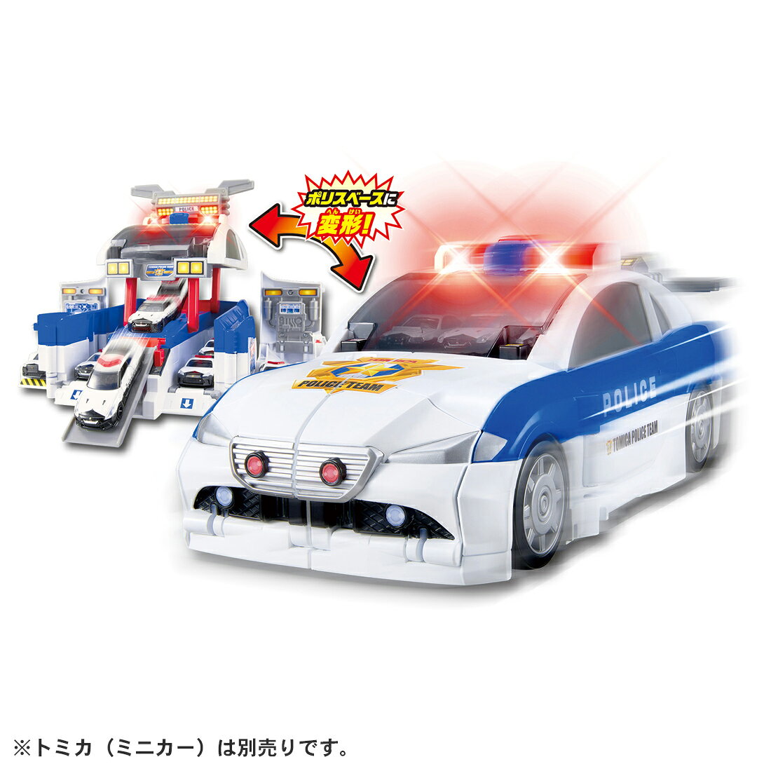 警察署に変形可能なデッカいパトロールカーが新登場！トミカ最大12台積載可能なドデカいパトロールカー！■パトロールカーモードトミカを最大12台積載可能な大きなパトロールカーです。手ころがしで遊ぶことが出来ます。ボタンを押すとパトライトが光りボイスやサイレン音が鳴ります。■ポリスベースモードフロント、ボンネットを手で開いて、本体の変形ボタンを押すとサウンドとともにコックピットが上昇し大きな警察署に変形します。さらに連続発車格納庫に待機していたトミカが変形と同時に一斉出動します。連続発車は最大3台まで可能。ポリスモード時に出動ボタンを押すと中央指令室に待機していたトミカがサウンドとともに緊急出動します。中央スロープの左右には発車ガレージやメンテナンスガレージや給油ガレージなどなりきりごっこが楽しいギミックが搭載されています。■スクランブルポリスステーション（別売り）と合体！夢の巨大警察ステーション！スロープが別売りのスクランブルポリスステーションのジャンプスライダー、トルネードループの2つのコースと連結します。デカパトロールカーの後部ハッチを連結させることで沢山のトミカを発車させて遊ぶことができます。【セット内容】本体(1),シール(1),取扱説明書(1)【対象年齢】：3才〜